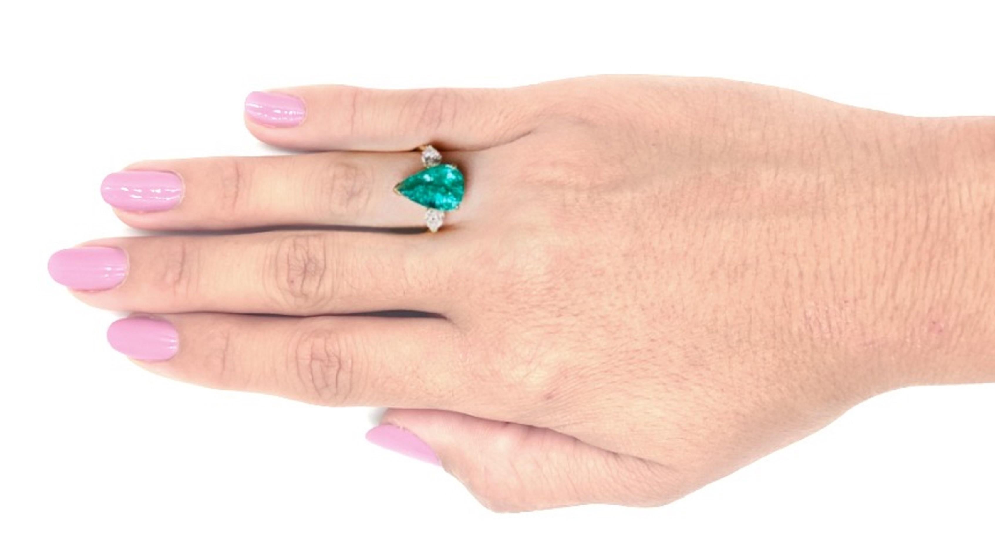 Women's or Men's GRS Certified 5.60 Carat Pear Cut Colombian Minor Oil Emerald Diamond Ring For Sale