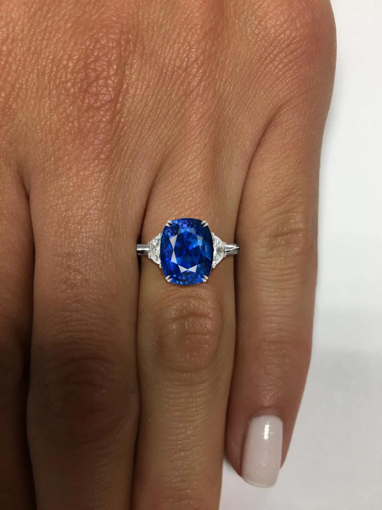 An exquisite ring composed by a very valuable natural unheated vivid blue sapphire certified by GRS plus two side halfmoon diamonds.
Platinum mounting.