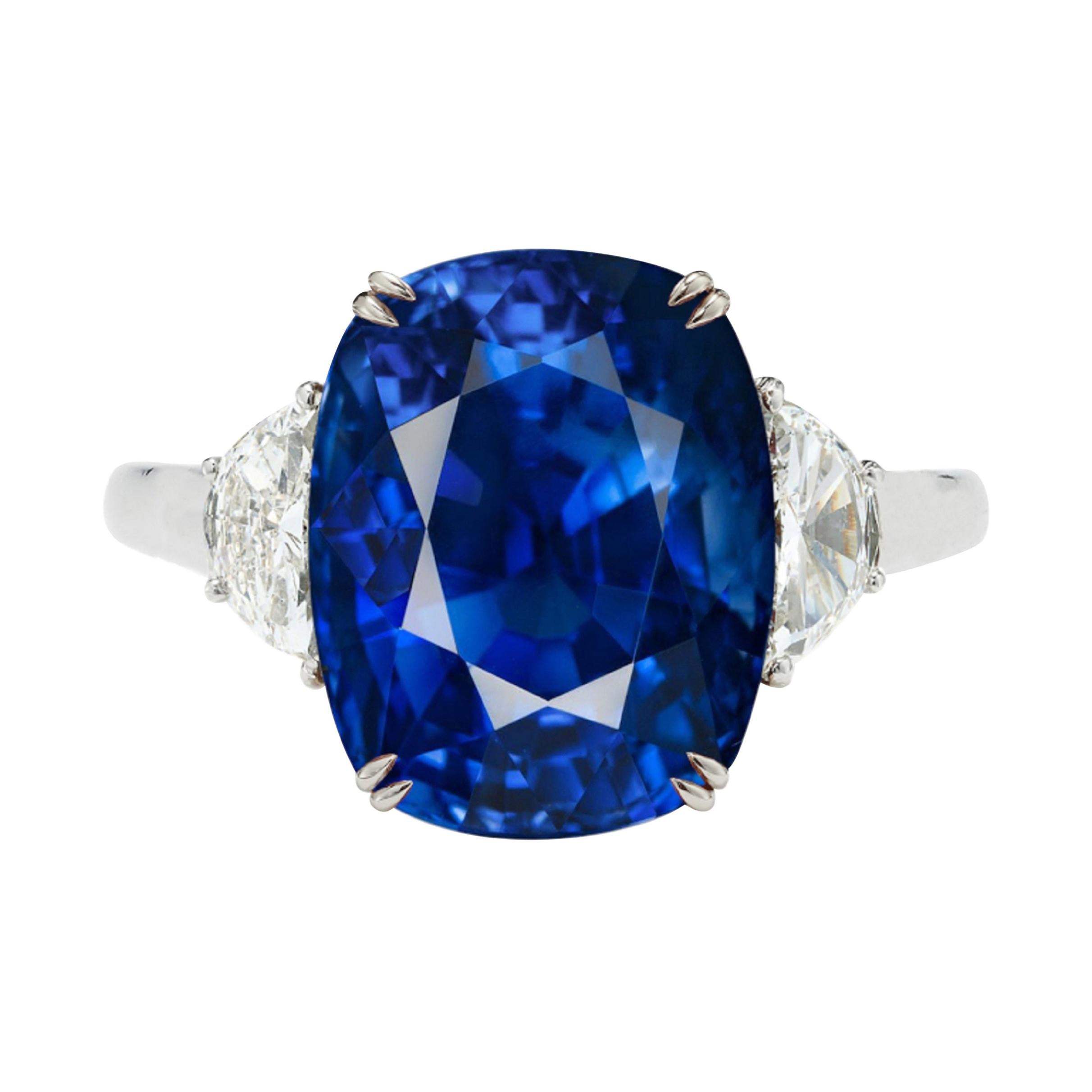 Dreisteinring mit 2,70 Karat leuchtend blauem, nicht erhitztem Saphir und  Diamant, mit GRS-Zertifikat im Angebot bei 1stDibs