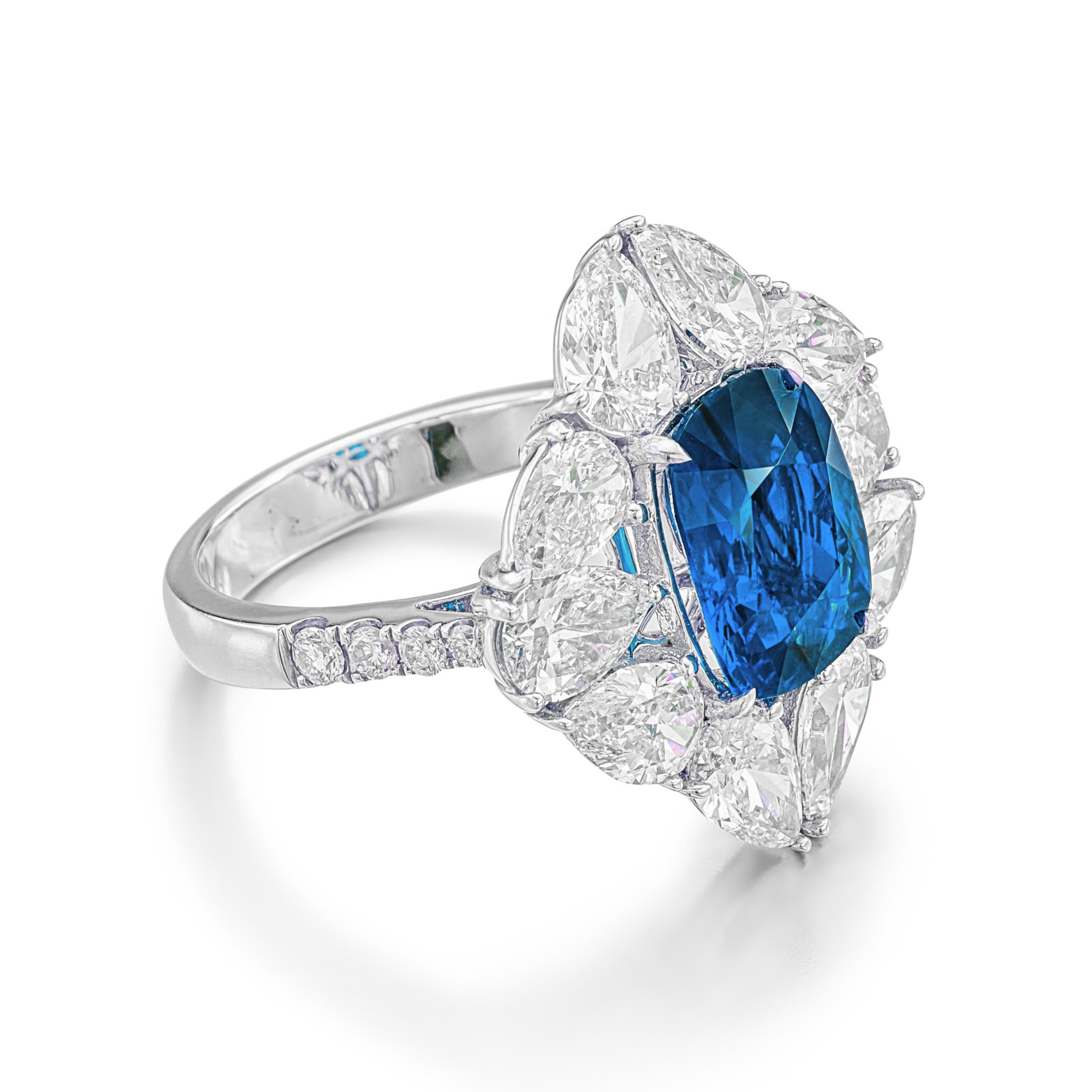 Taille coussin Certifié GRS 5.65 ct. Bague saphir non traité et diamant en vente