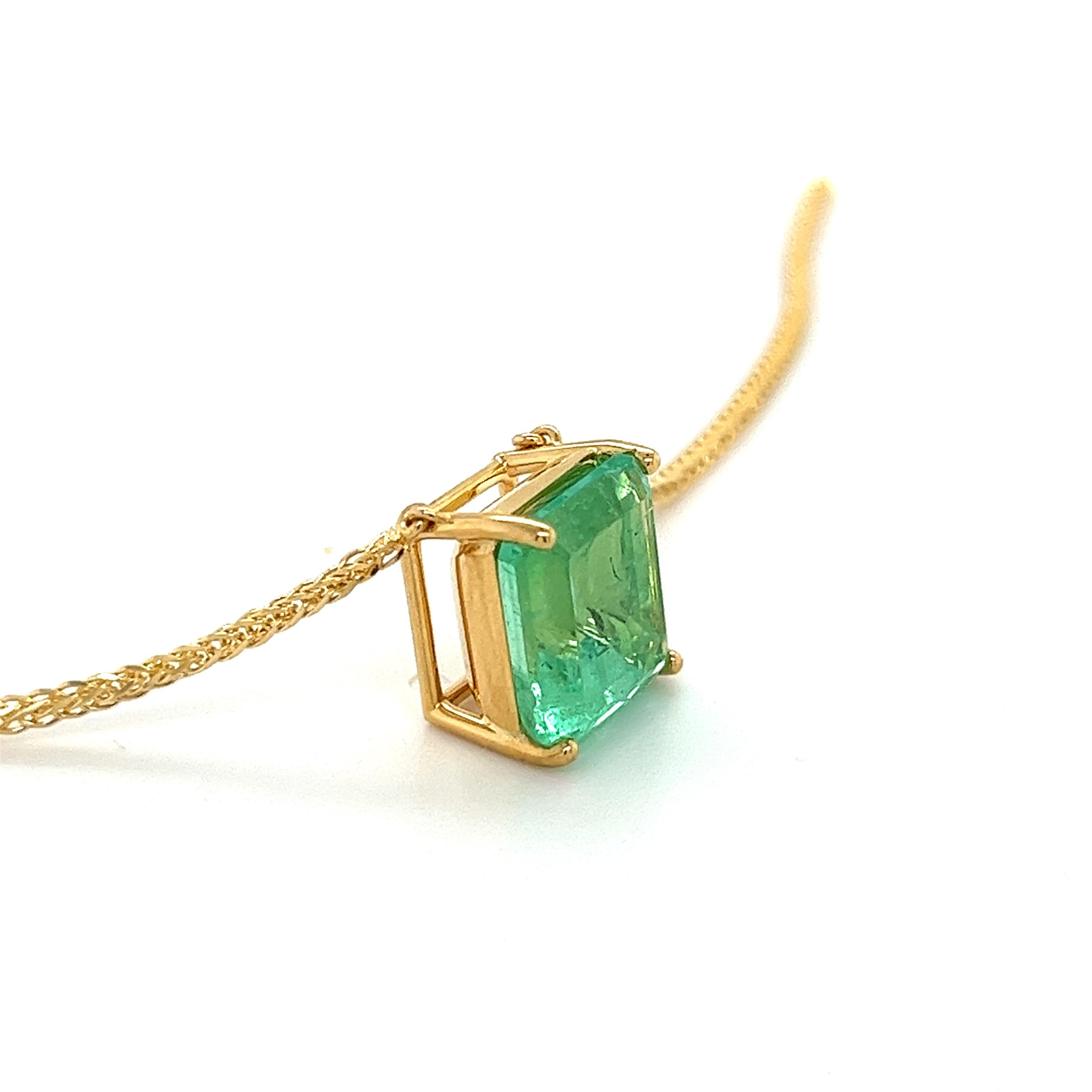 GRS-zertifizierter 5,83 Karat kolumbianischer Smaragd in 18K schwebender Solitär-Halskette (Smaragdschliff) im Angebot