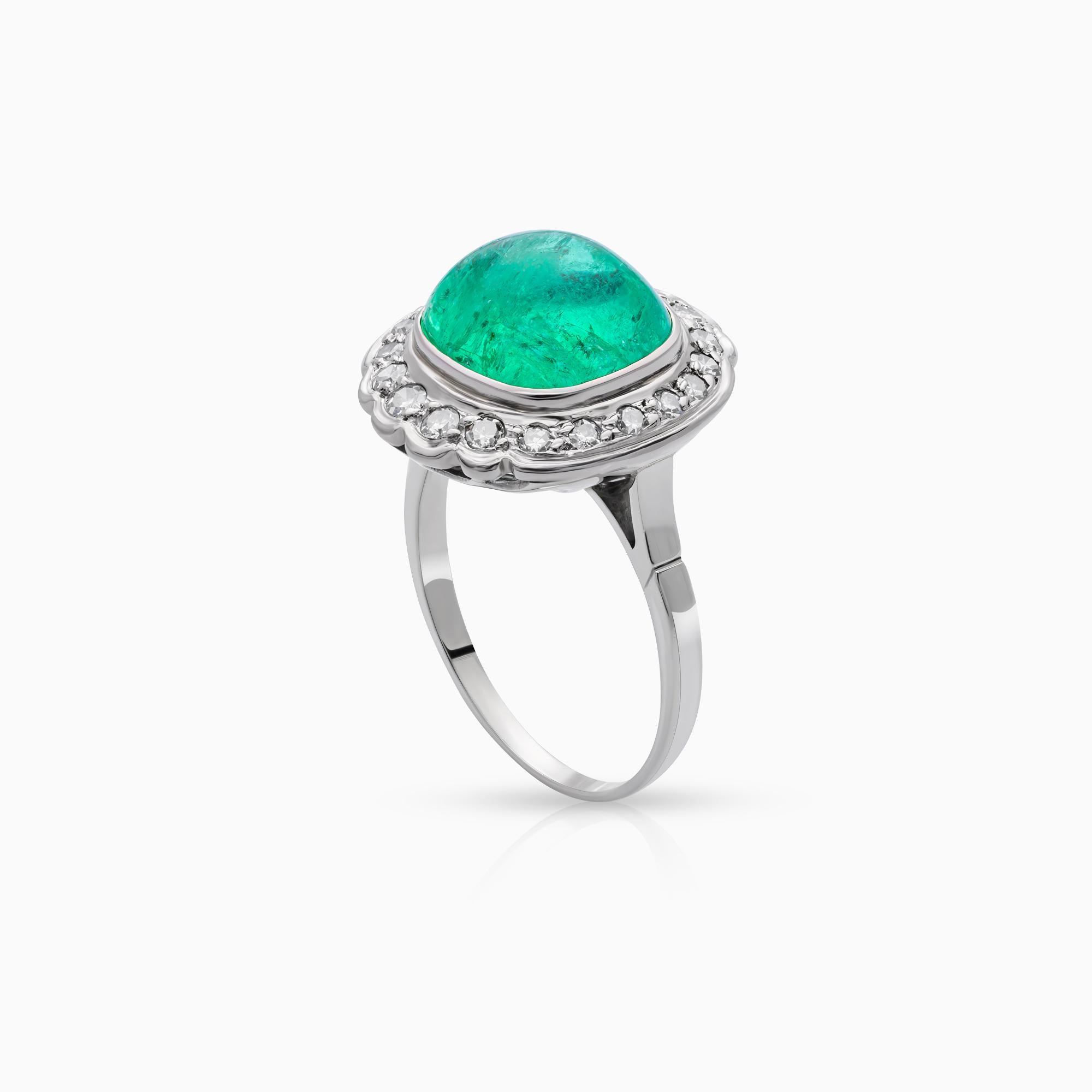 Bague émeraude, 5,85 carats, bague diamant, 0,40 carats, or blanc 14K, certifié GRS. Cette bague raffinée, réalisée en or blanc 14 carats, allie forme classique et élégance contemporaine. Sa pièce maîtresse est une émeraude naturelle pesant environ