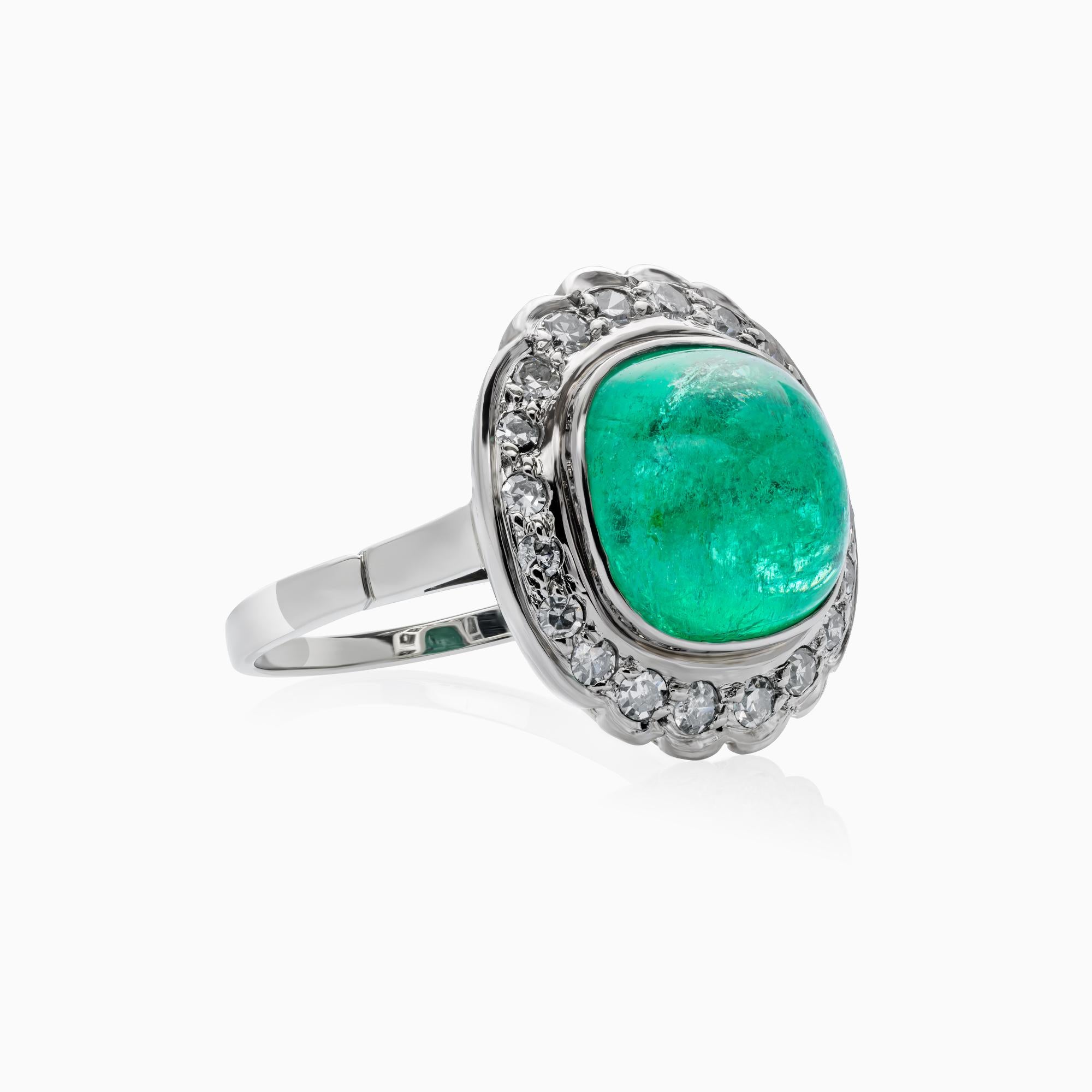 Taille cabochon Bague en or blanc 14 carats certifiée GRS avec émeraude de 5,85 carats et diamant de 0,40 carat en vente