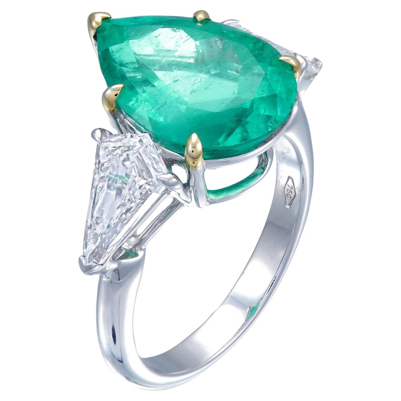 
Dieser elegante Ring mit drei Steinen ist mit einem GRS-zertifizierten kolumbianischen Smaragd von 5,87 Karat besetzt, der für seine außergewöhnliche Herkunft und seine unverwechselbare Birnenform bekannt ist. Der einzigartige Birnenschliff des