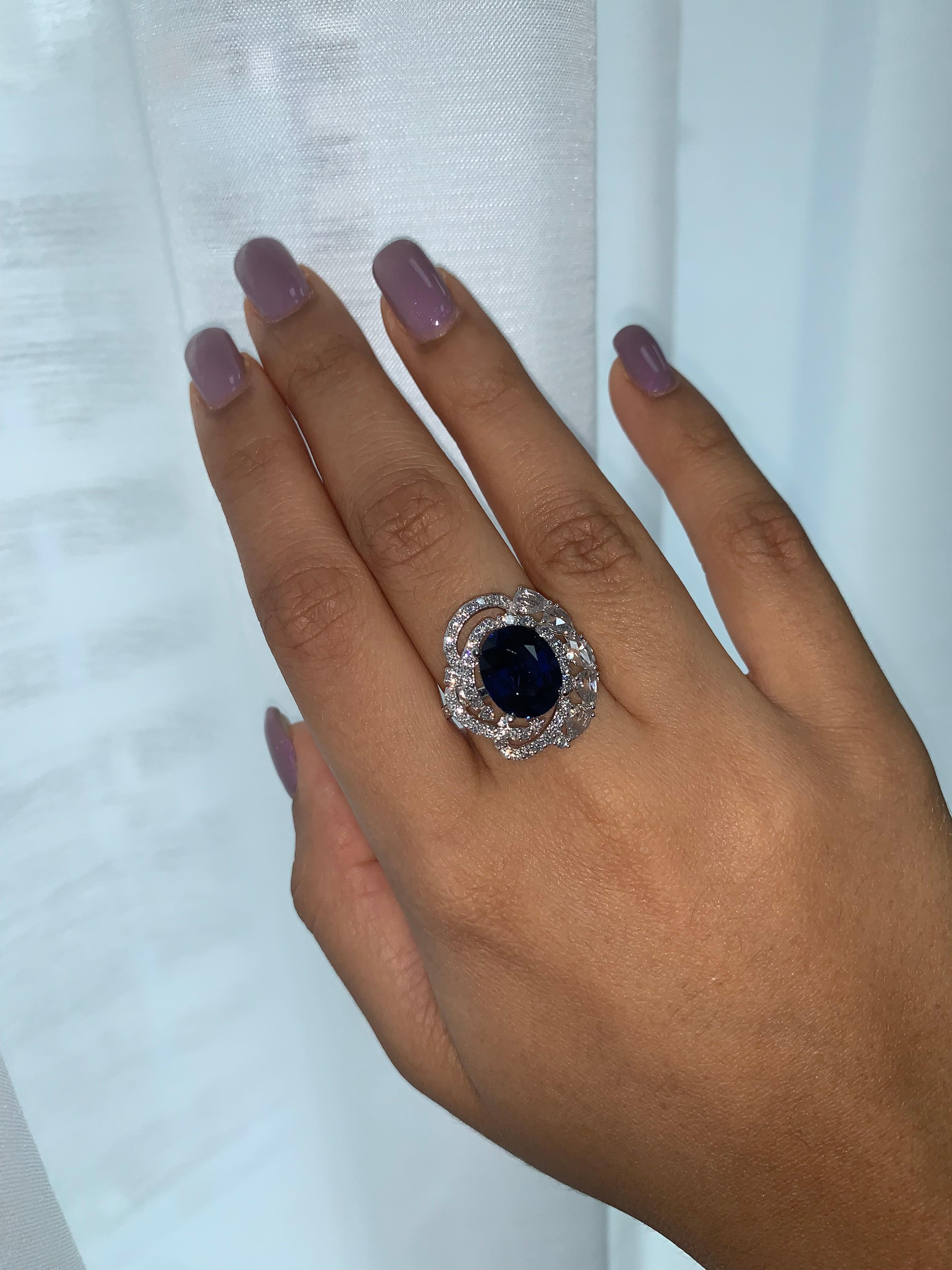 Bague en saphir royal de Sunita Nahata Fine Design. Cette magnifique pierre précieuse est complétée de manière unique par des diamants flottants de taille rose et des diamants pavés sur la bague. Bague royale pour une occasion spéciale. 

Bague en