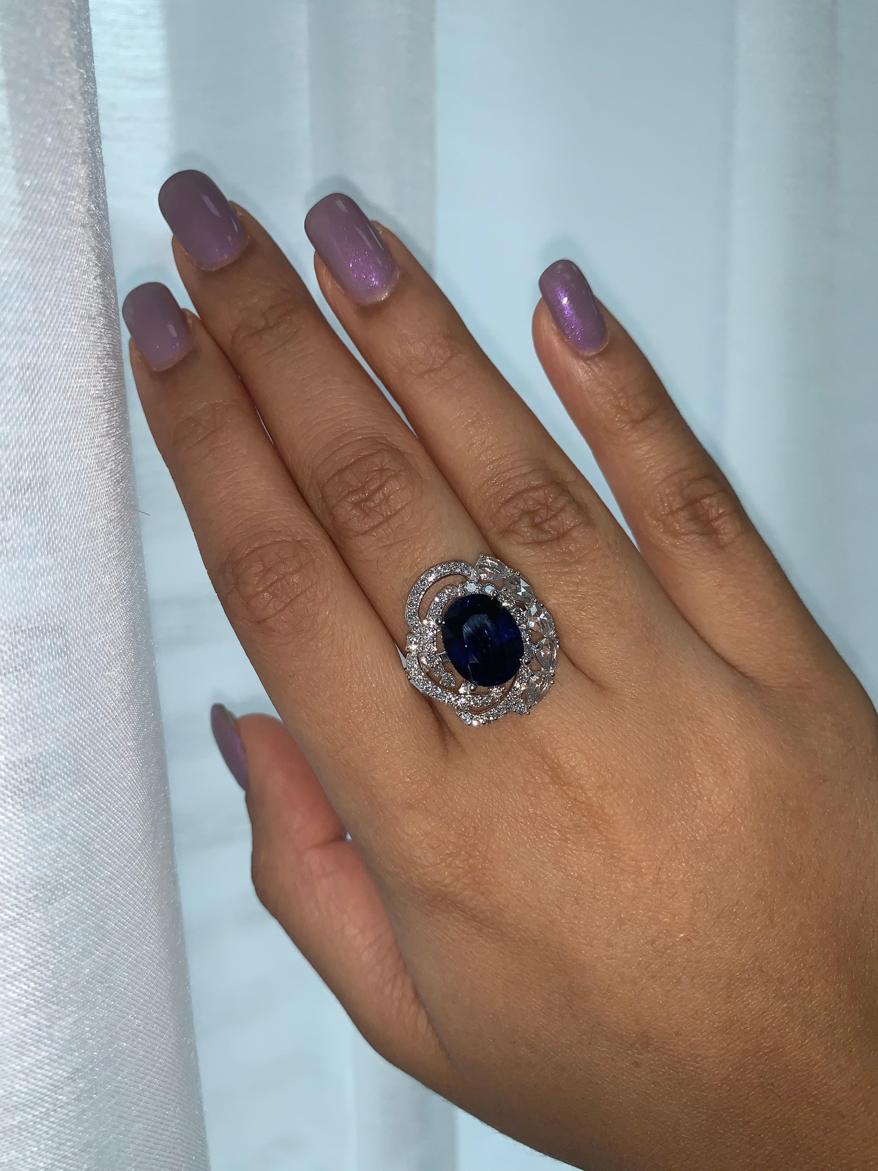 GRS-zertifizierter 5,89 Karat leuchtend blauer Saphir & Diamant-Ring aus 18 Karat Weißgold (Ovalschliff) im Angebot
