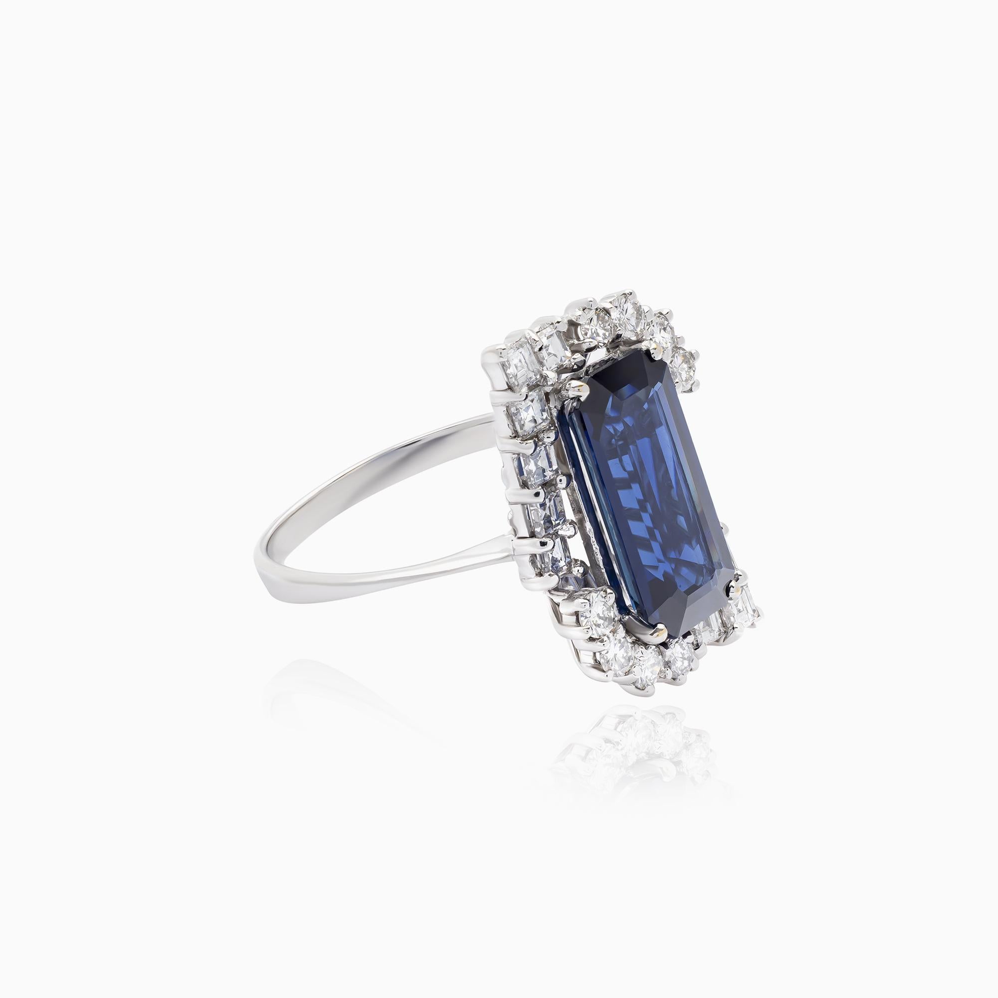 Bague saphir non chauffé, 5,96 carats, bague diamant, 1,40 carats, or blanc 18K, certifié GRS. Cette bague exquise est réalisée en or blanc 18 carats et met en valeur un saphir bleu naturel pesant environ 5,96 carats. La pierre précieuse présente