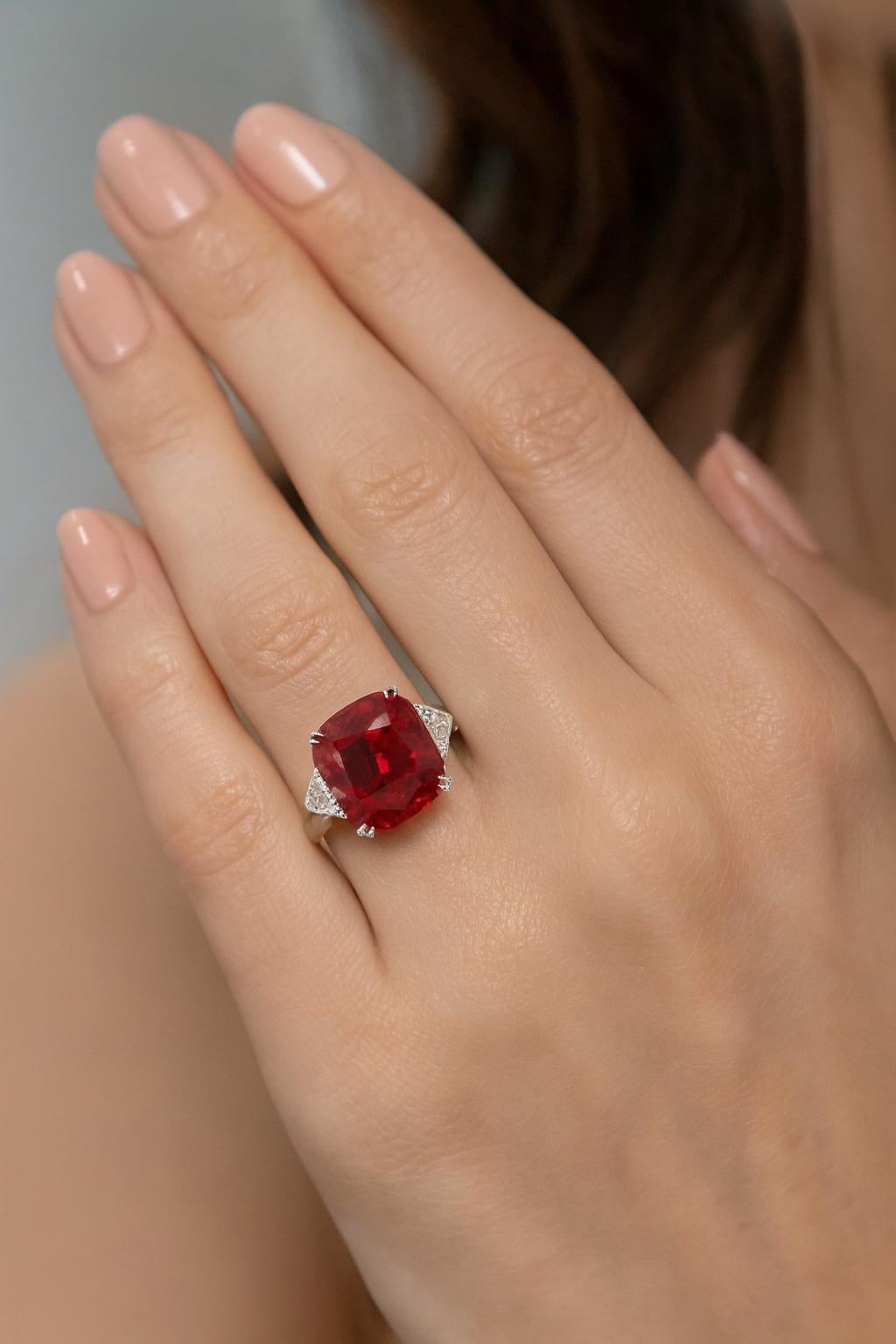  Ein 6,06 Karat schwerer, leuchtend roter birmanischer Rubin, gefasst in Platin mit halbmondförmigen Steinen, klingt nach einem exquisiten Schmuckstück. Burmesische Rubine werden wegen ihrer tiefroten Farbe und ihrer hervorragenden Klarheit sehr