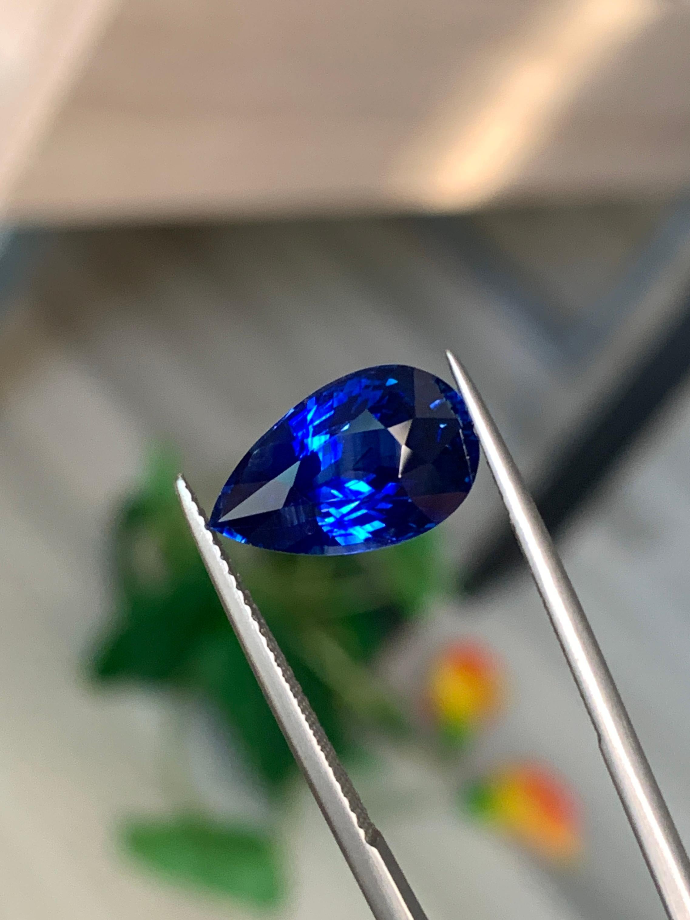 GRS Certified 6.10 Cts Royal Blue Top Grade Natural Sapphire Eye Clean In Excellent Condition For Sale In บางรัก, TH