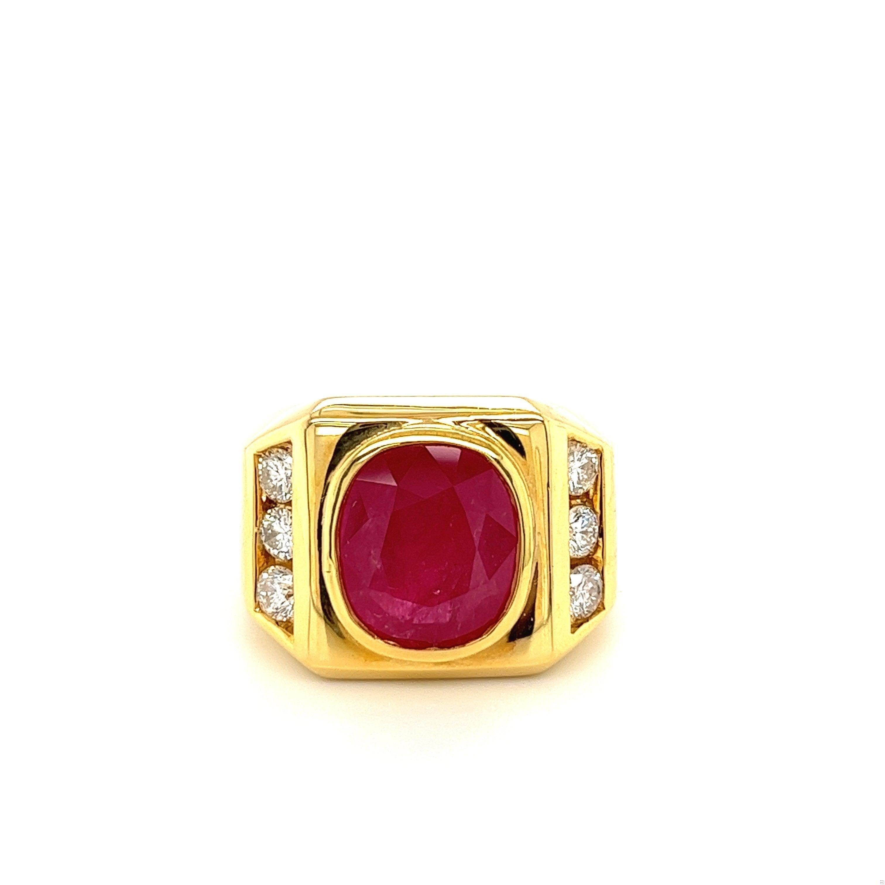 Dieser Herrenring im Zigeunerstil aus massivem 14-karätigem Gold ist mit einem ovalen Rubin von 6,20 Karat GRS-zertifiziert und mit H(b) behandelt. Der in der Lünette gefasste Rubin ist von hochwertigen Diamanten umgeben, die insgesamt etwa 1,00