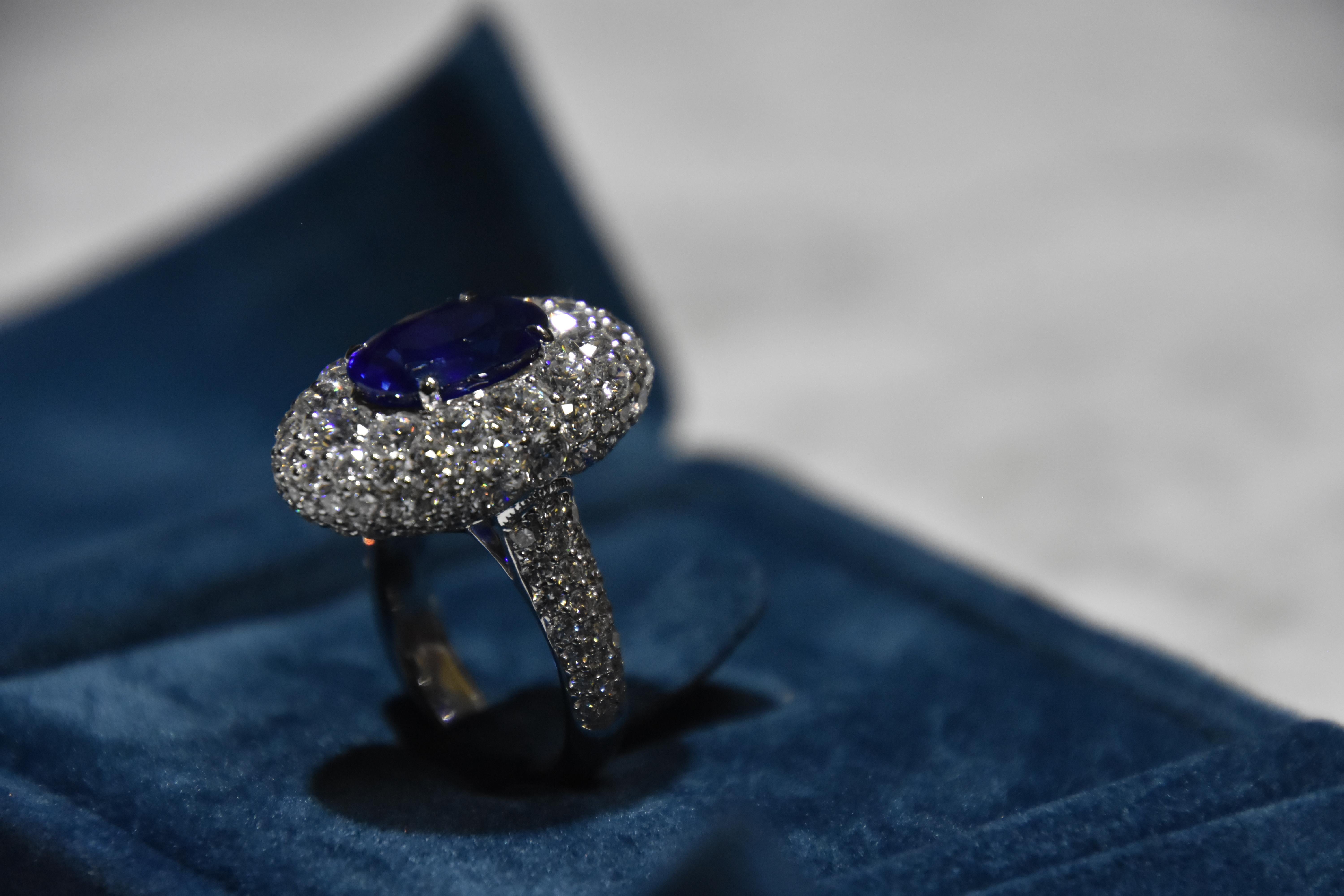 GRS Certified 6.24 Carat Ceylon Blue Sapphire Ring 'Heated' In New Condition For Sale In Tsim Sha Tsui, HK