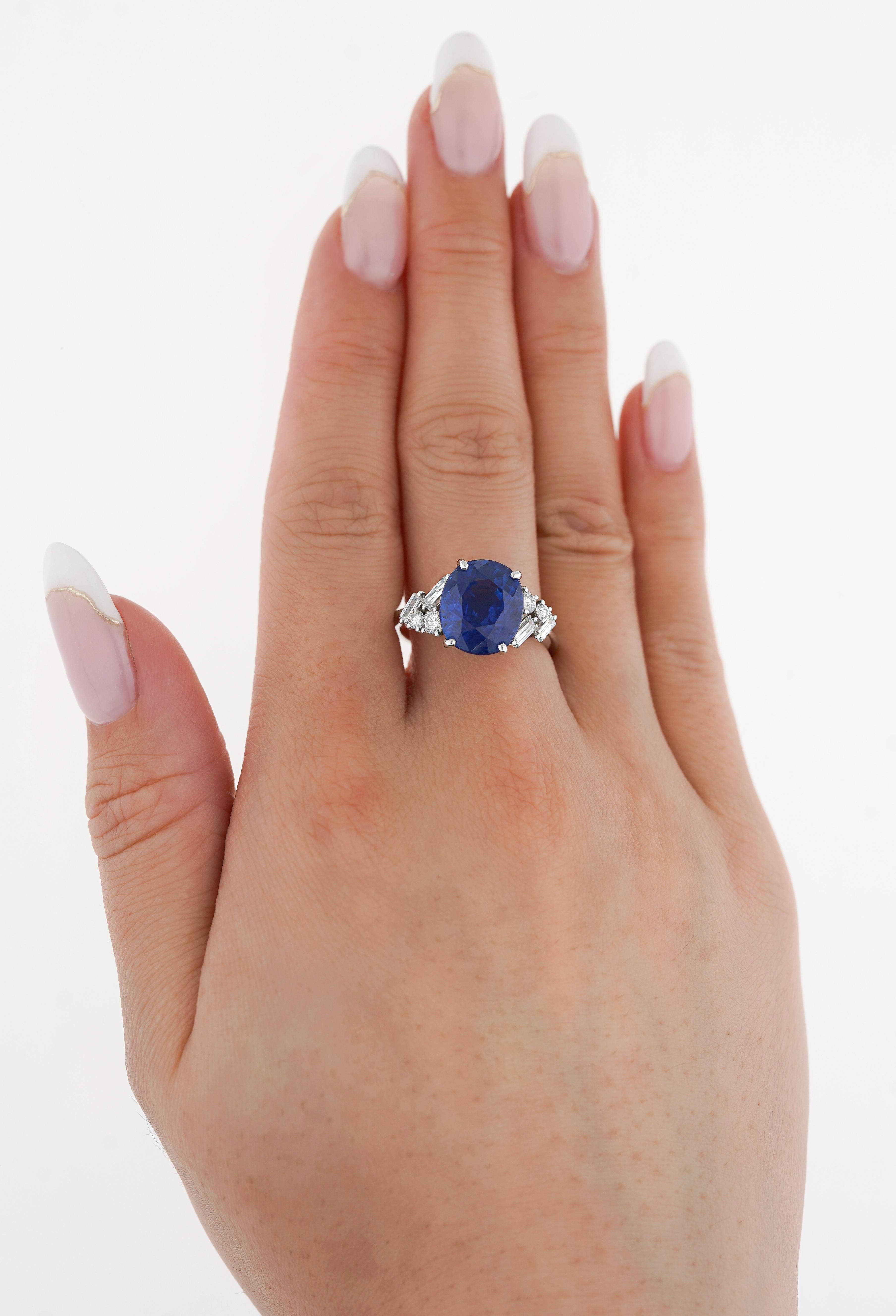 Bague en platine avec saphir bleu royal certifié GRS de 6,35 carats et diamants en vente 4