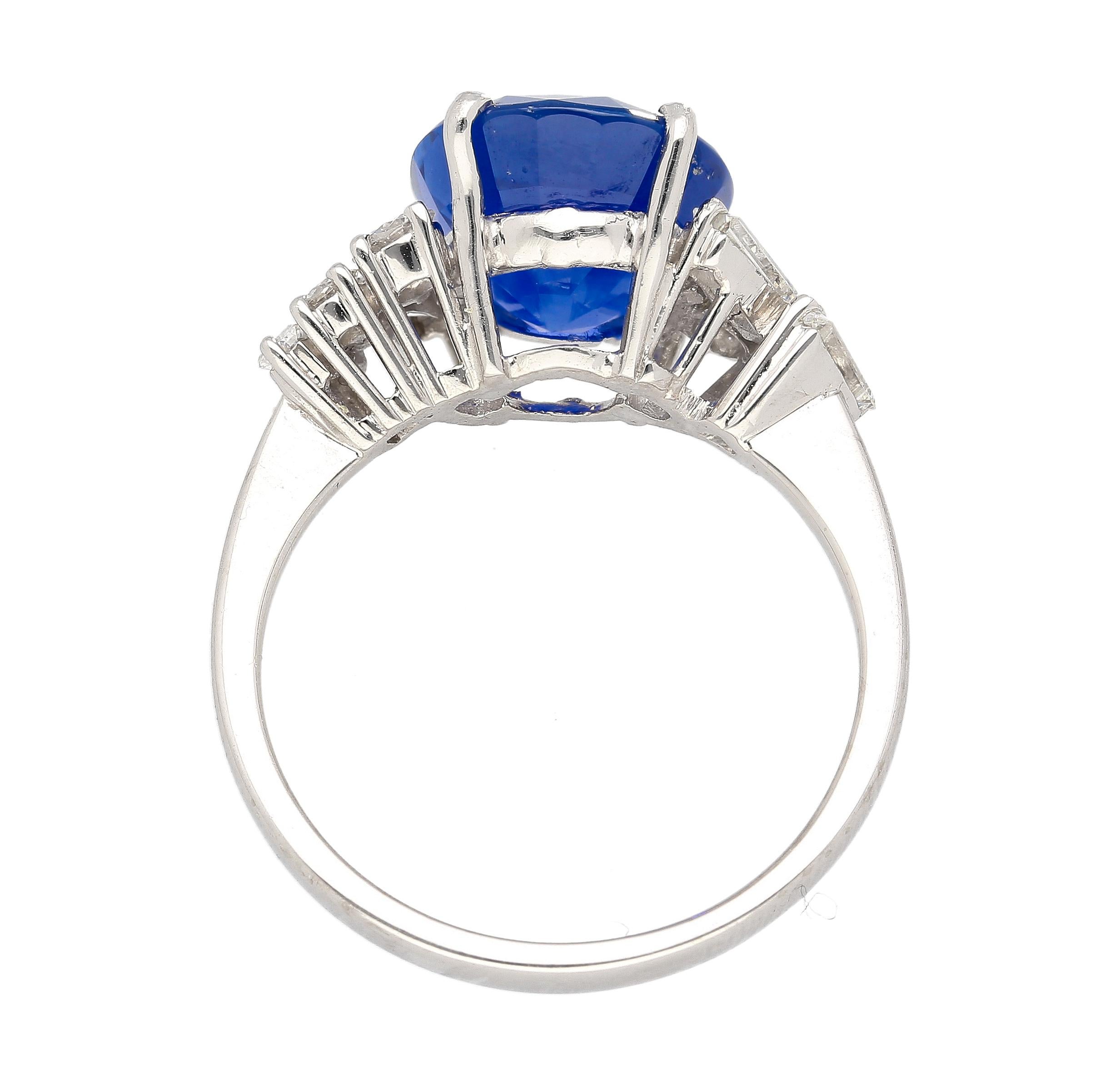Art déco Bague en platine avec saphir bleu royal certifié GRS de 6,35 carats et diamants en vente
