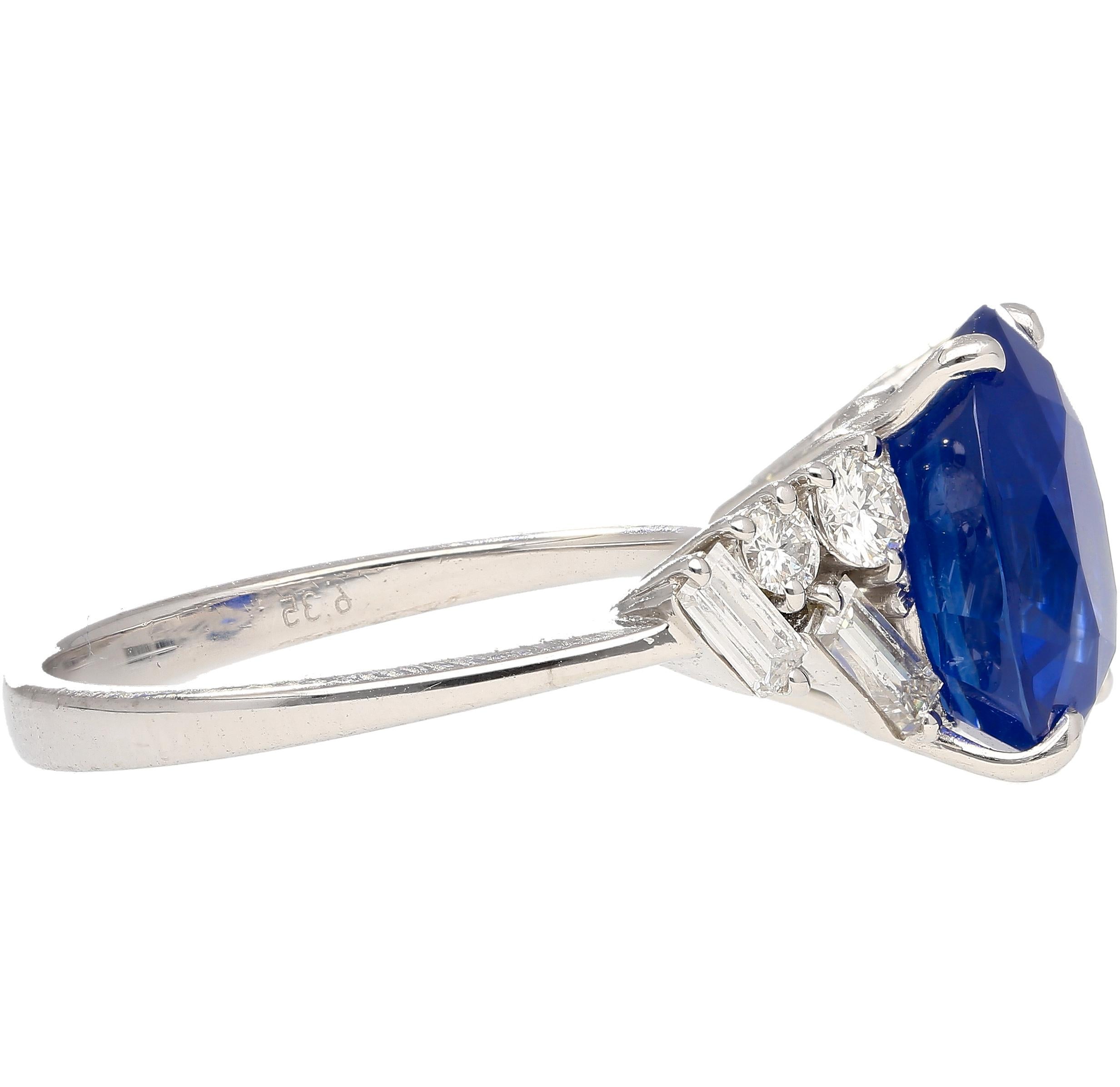 Taille ovale Bague en platine avec saphir bleu royal certifié GRS de 6,35 carats et diamants en vente