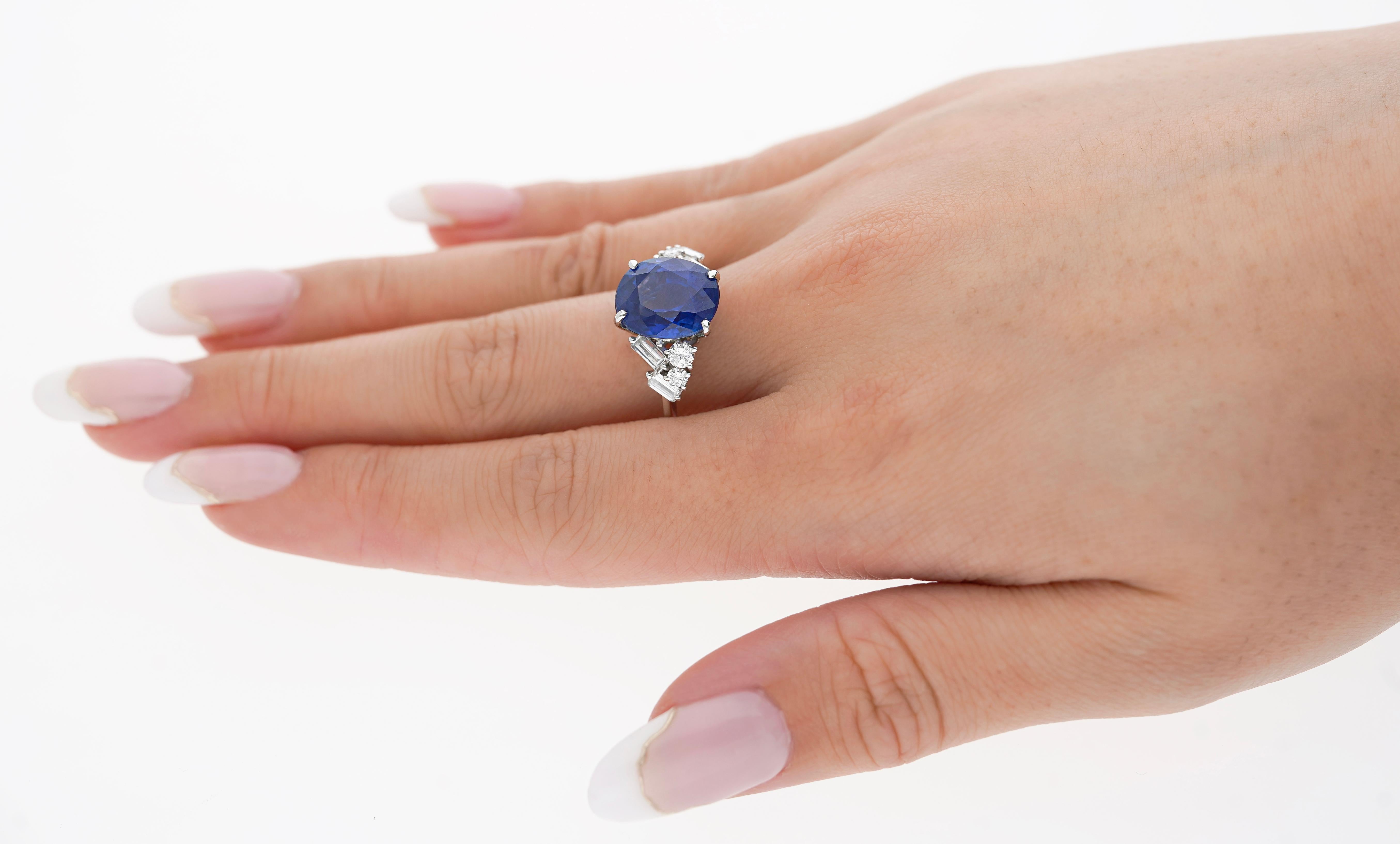 Bague en platine avec saphir bleu royal certifié GRS de 6,35 carats et diamants en vente 1