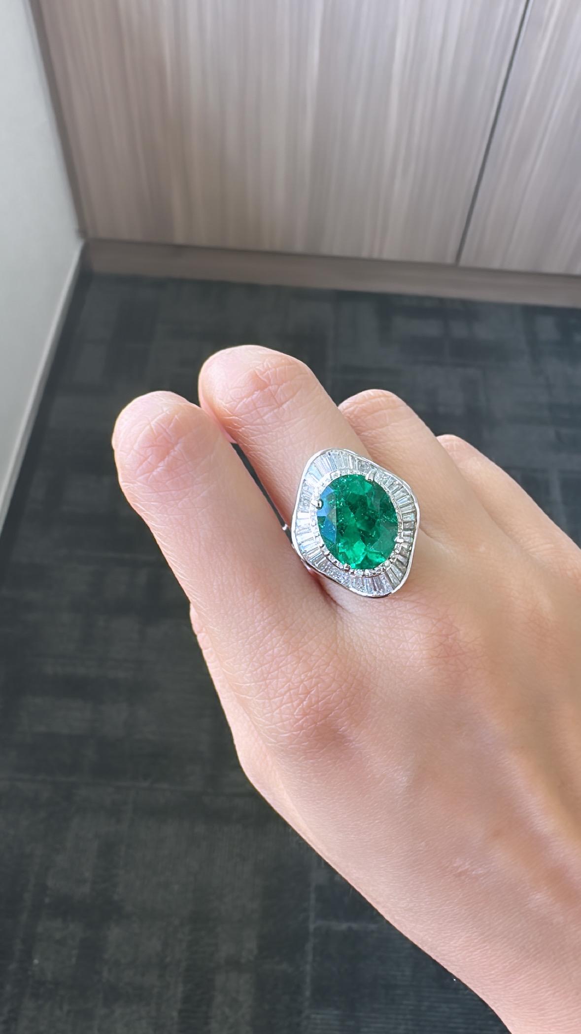 GRS Certified, 6.42 carats, Muzo, Colombian Vivid Green Emerald & Diamonds Ring For Sale 3