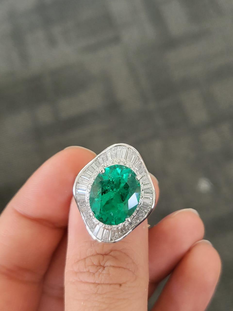 Eine sehr schöne und besondere, kolumbianische Smaragd Verlobung / Cocktail-Ring in PT900 & Diamanten gesetzt. Das Gewicht des ovalen Smaragds beträgt 6,42 Karat. Der Smaragd ist von lebhaft grüner Farbe, mit kleinen oberflächlichen