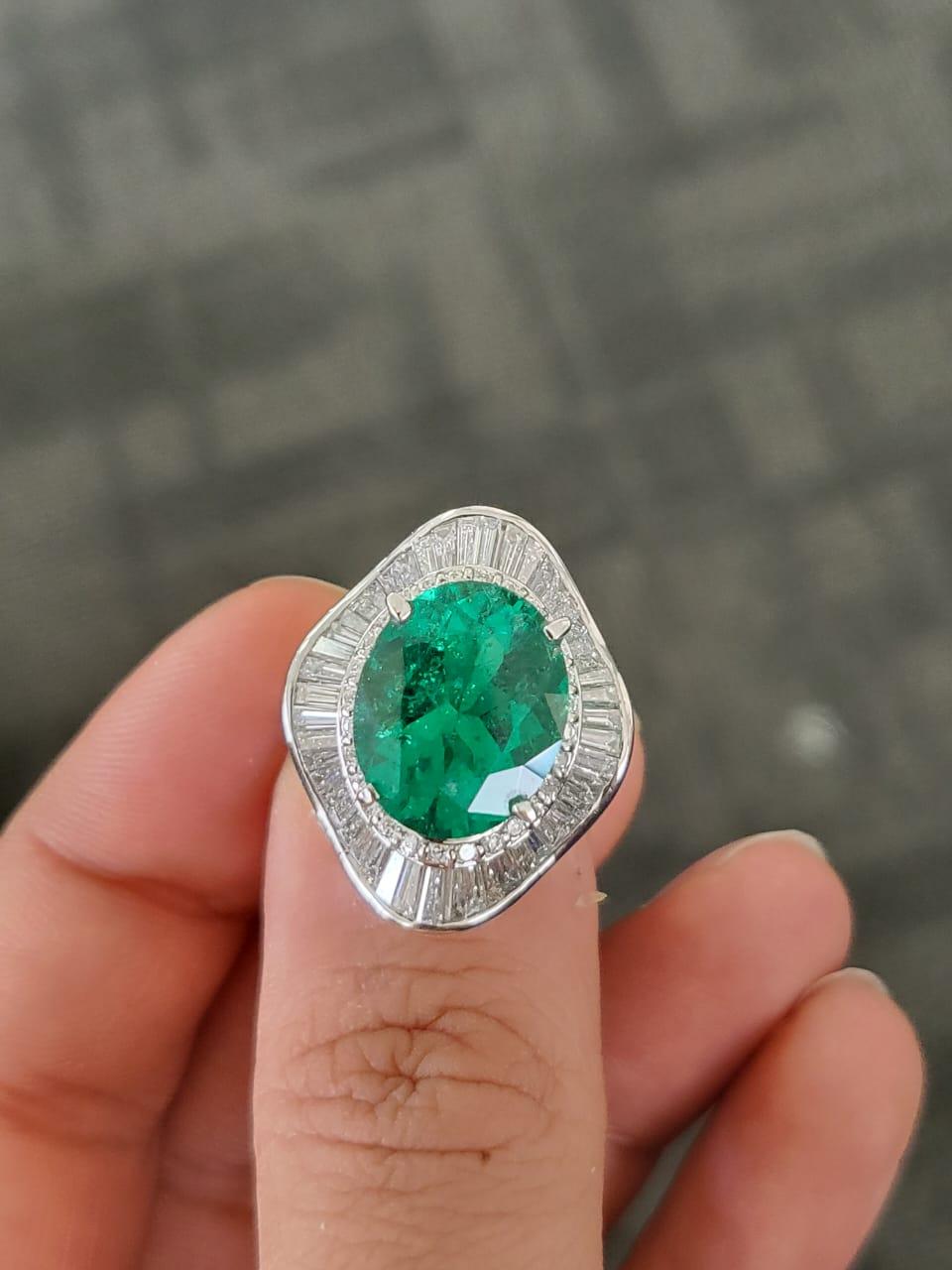 GRS zertifiziert, 6,42 Karat, Muzo, Kolumbianischer Vivid Grüner Smaragd & Diamanten Ring (Moderne) im Angebot