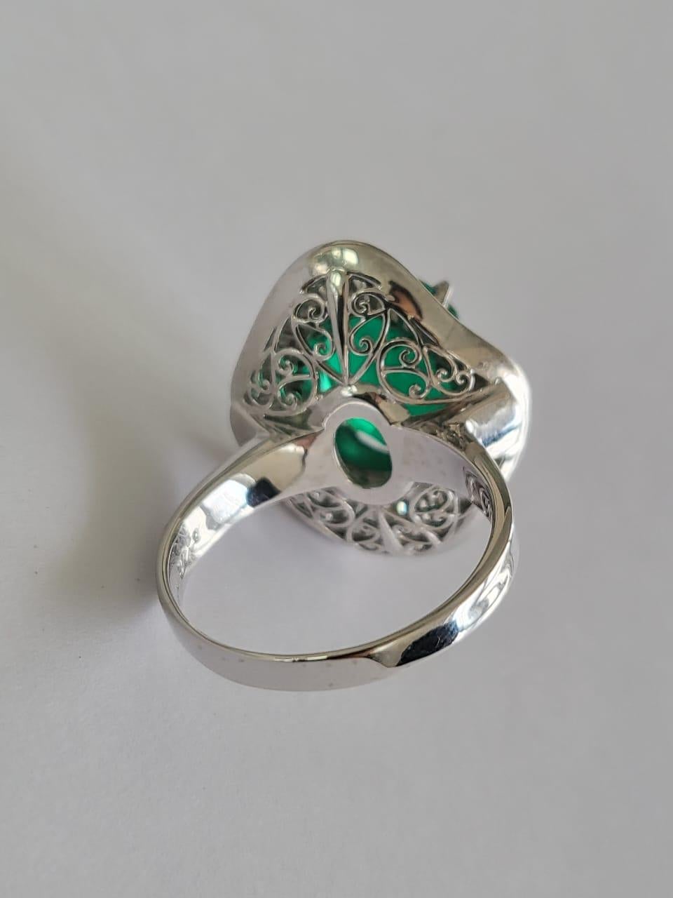 GRS zertifiziert, 6,42 Karat, Muzo, Kolumbianischer Vivid Grüner Smaragd & Diamanten Ring (Ovalschliff) im Angebot
