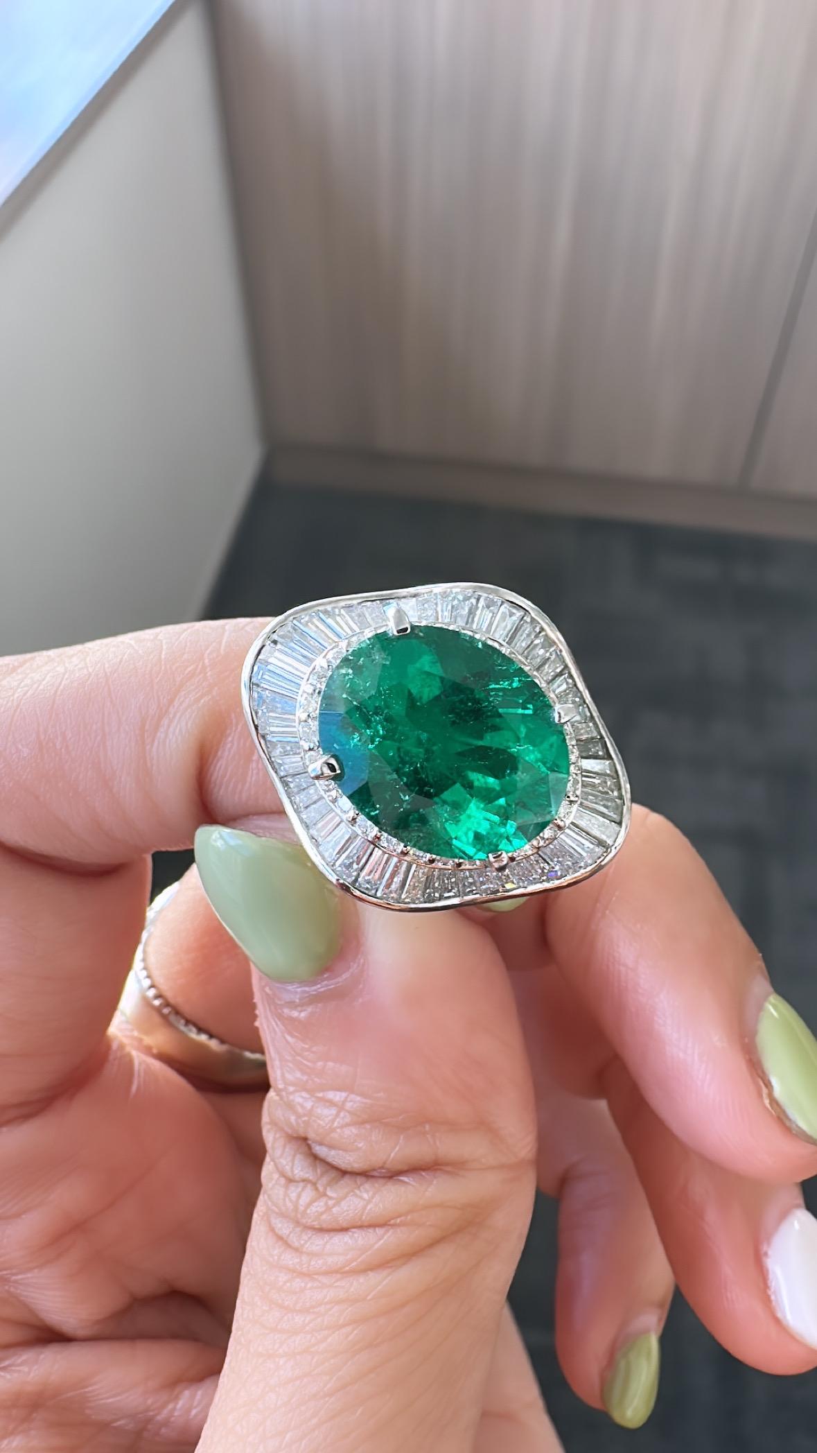 GRS zertifiziert, 6,42 Karat, Muzo, Kolumbianischer Vivid Grüner Smaragd & Diamanten Ring für Damen oder Herren im Angebot