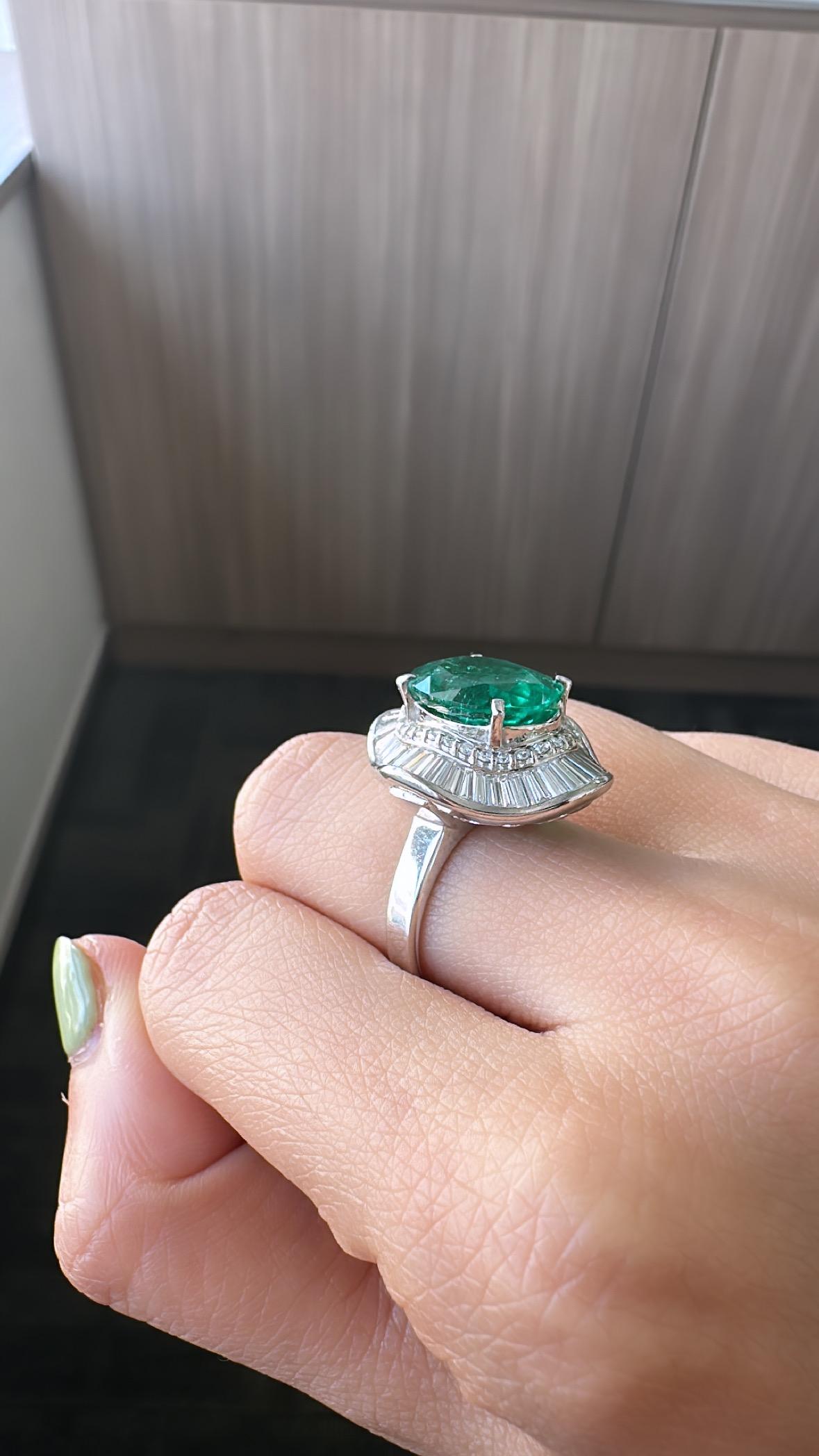 Women's or Men's GRS Certified, 6.42 carats, Muzo, Colombian Vivid Green Emerald & Diamonds Ring For Sale