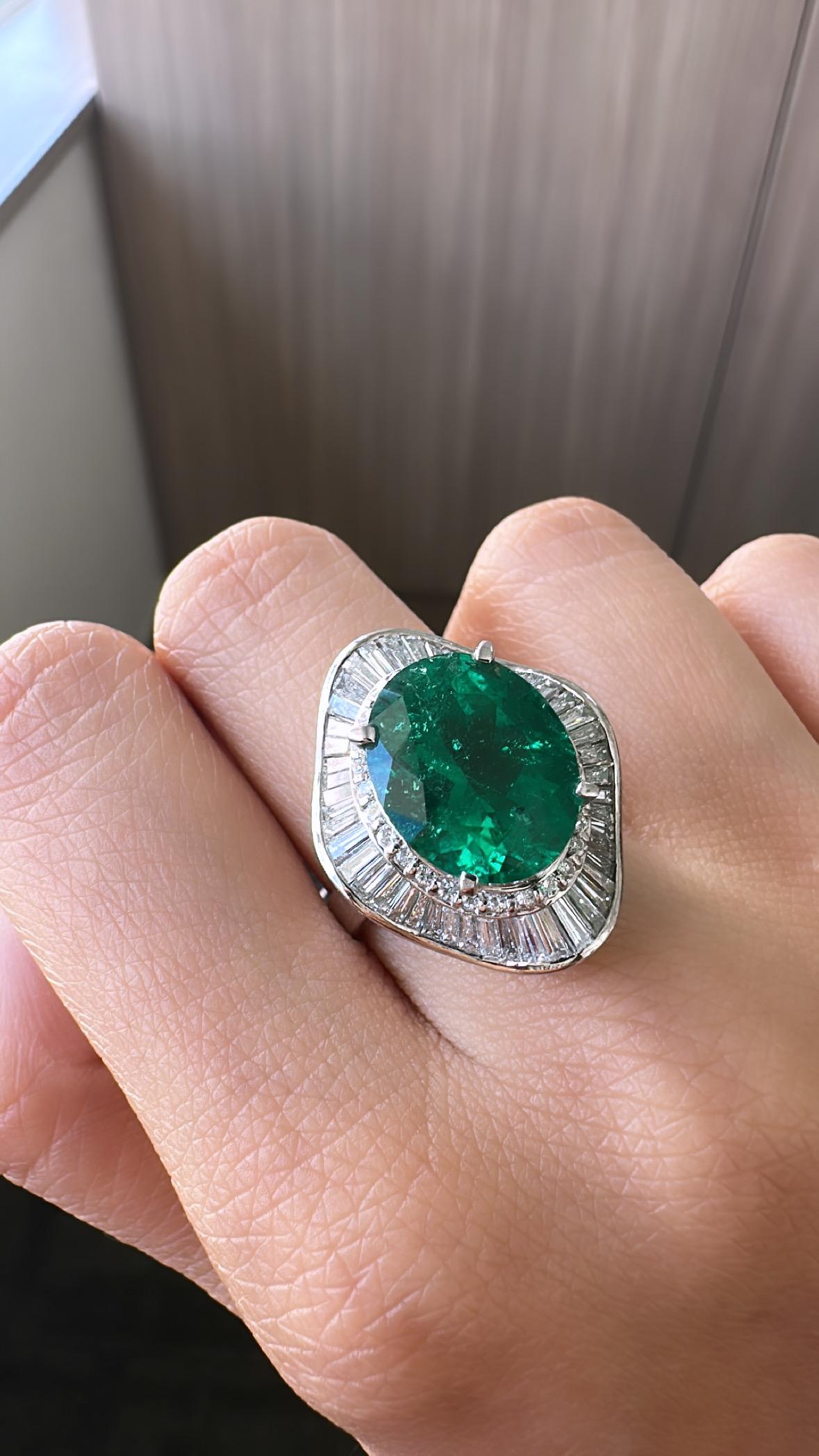 GRS Certified, 6.42 carats, Muzo, Colombian Vivid Green Emerald & Diamonds Ring For Sale 1