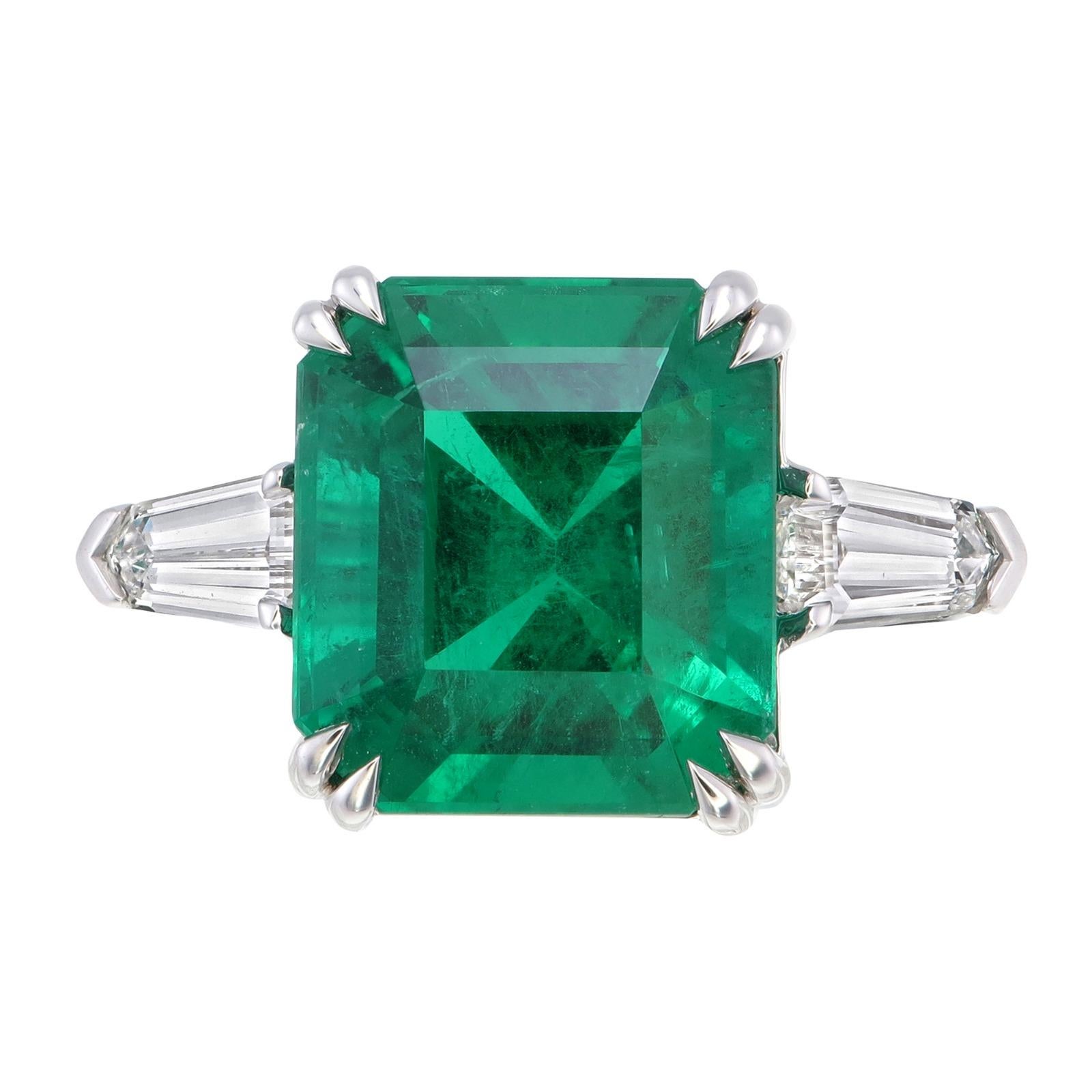 Este exquisito anillo incluye una esmeralda brasileña verde vivo de 6,52 quilates certificada por la GRS, célebre por su excepcional color y claridad. La llamativa forma octogonal de la esmeralda es el punto focal, exudando un encanto único y