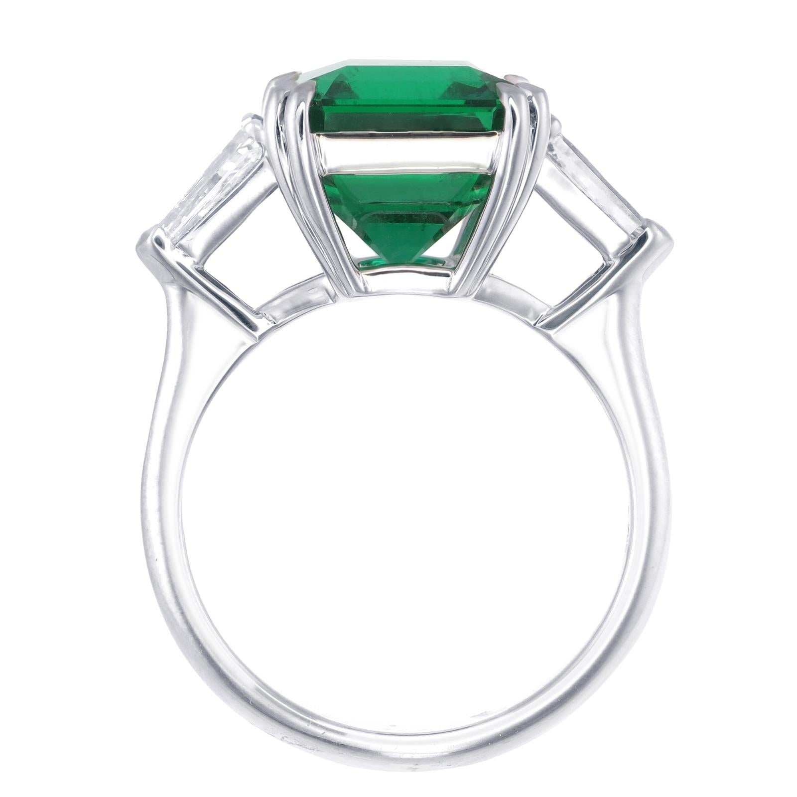 Anillo de tres piedras con esmeralda brasileña verde vivo de 6,52 quilates certificada por GRS Contemporáneo en venta