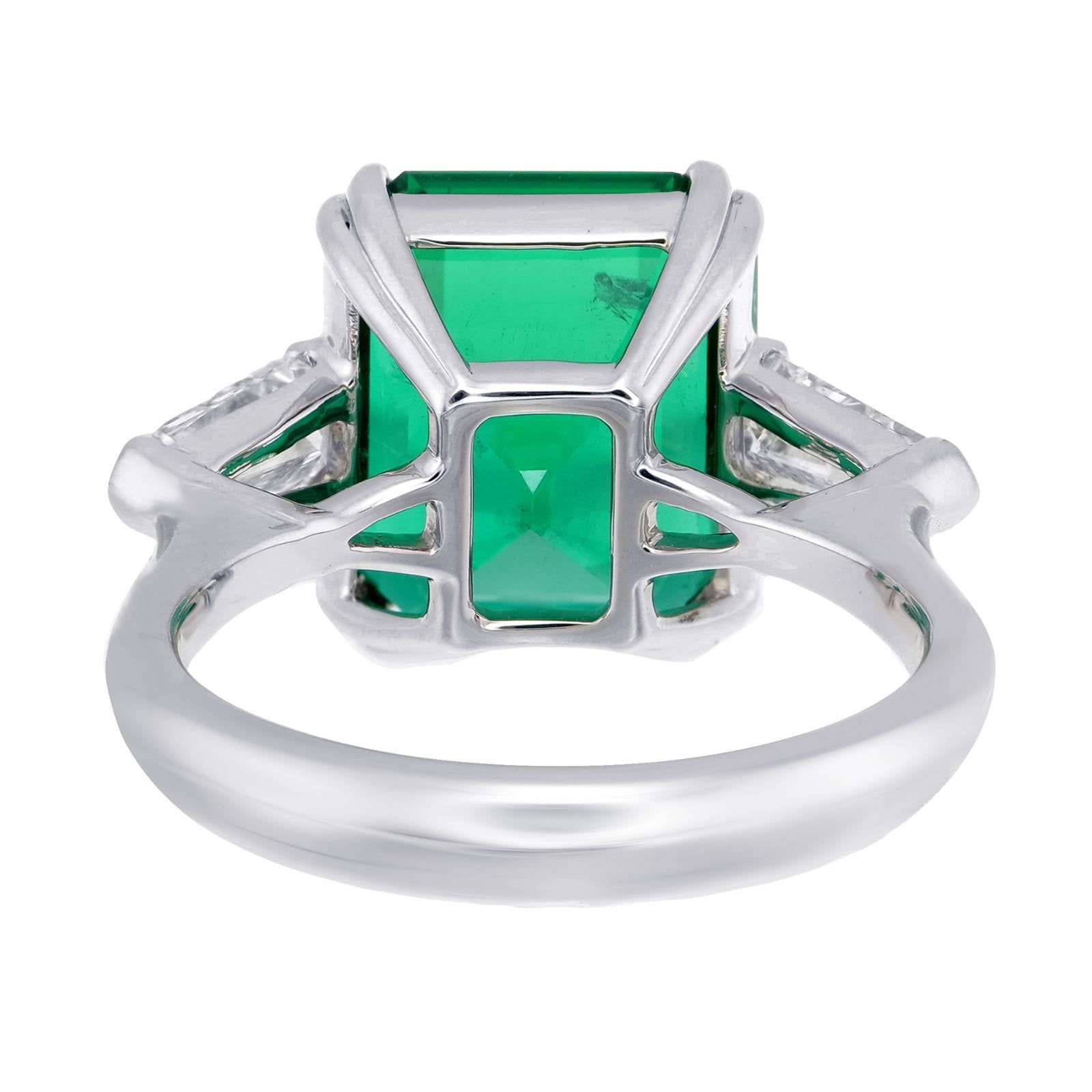Anillo de tres piedras con esmeralda brasileña verde vivo de 6,52 quilates certificada por GRS Corte octogonal en venta