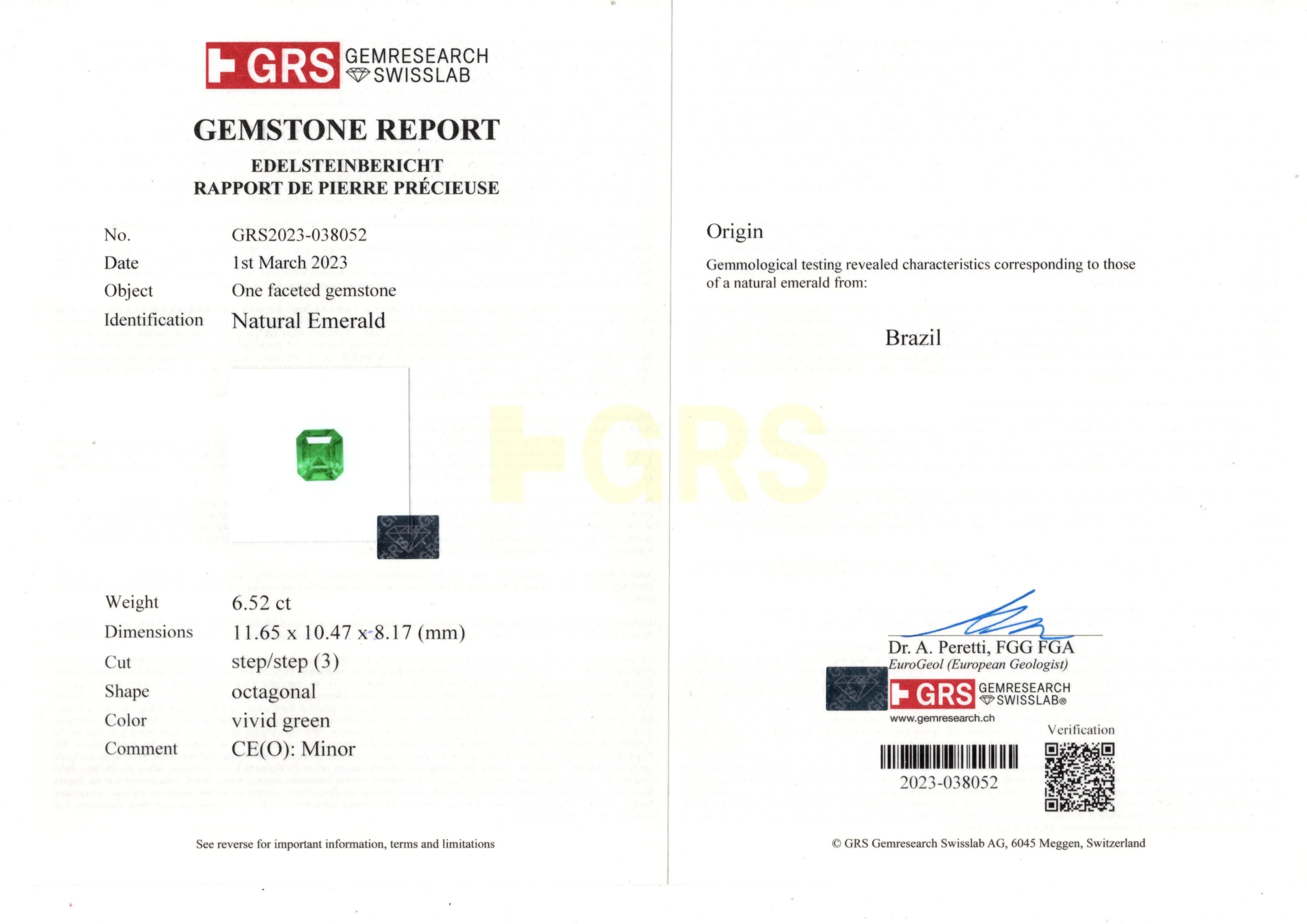 Anillo de tres piedras con esmeralda brasileña verde vivo de 6,52 quilates certificada por GRS en Nuevo estado para la venta en Bangkok, Bangkok