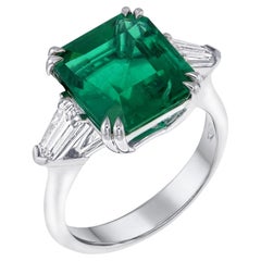 Anillo de tres piedras con esmeralda brasileña verde vivo de 6,52 quilates certificada por GRS