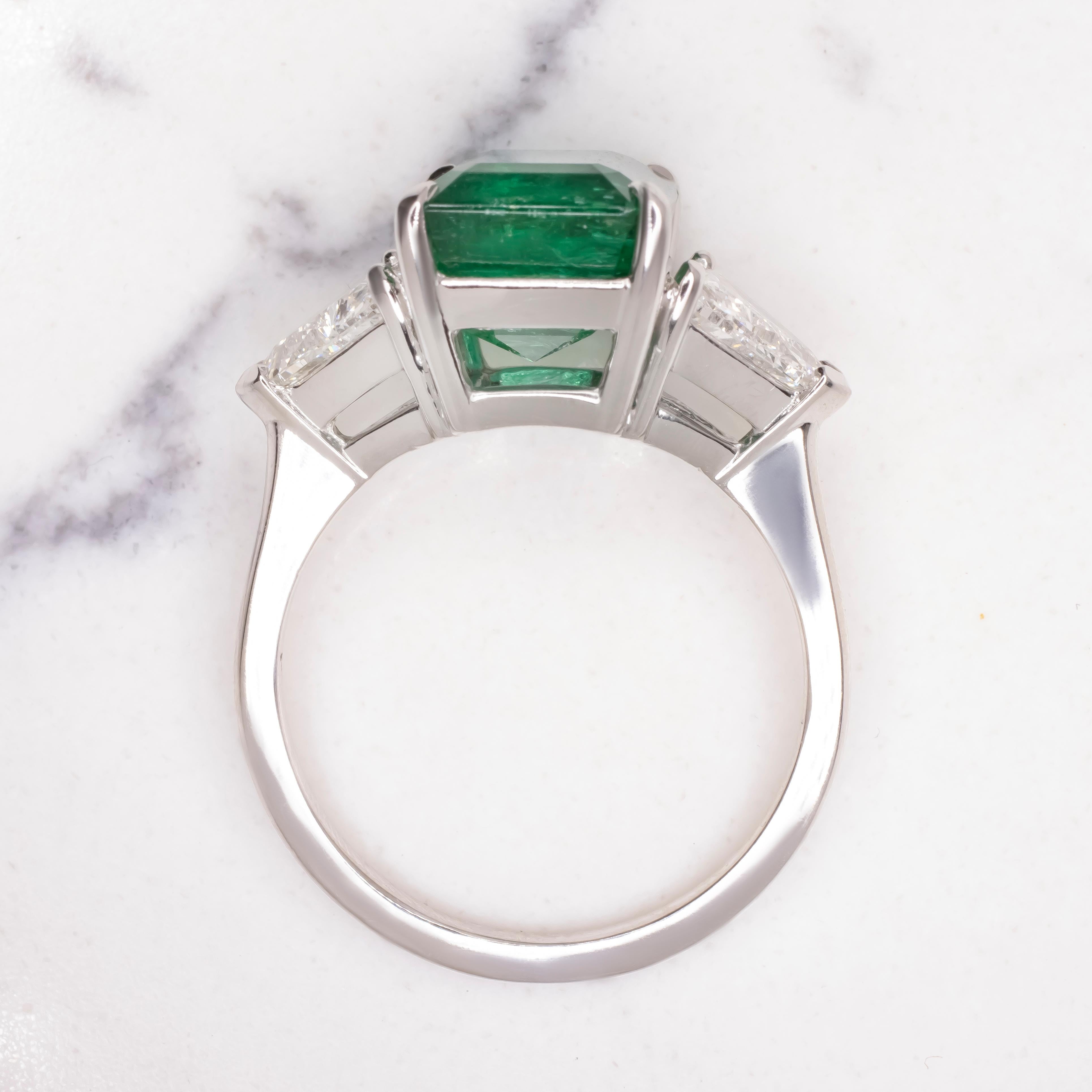 Contemporary GRS Certified 6.71 Carats VIVID Green MINOR OIL Emerald Diamond Platinum Ring For Sale