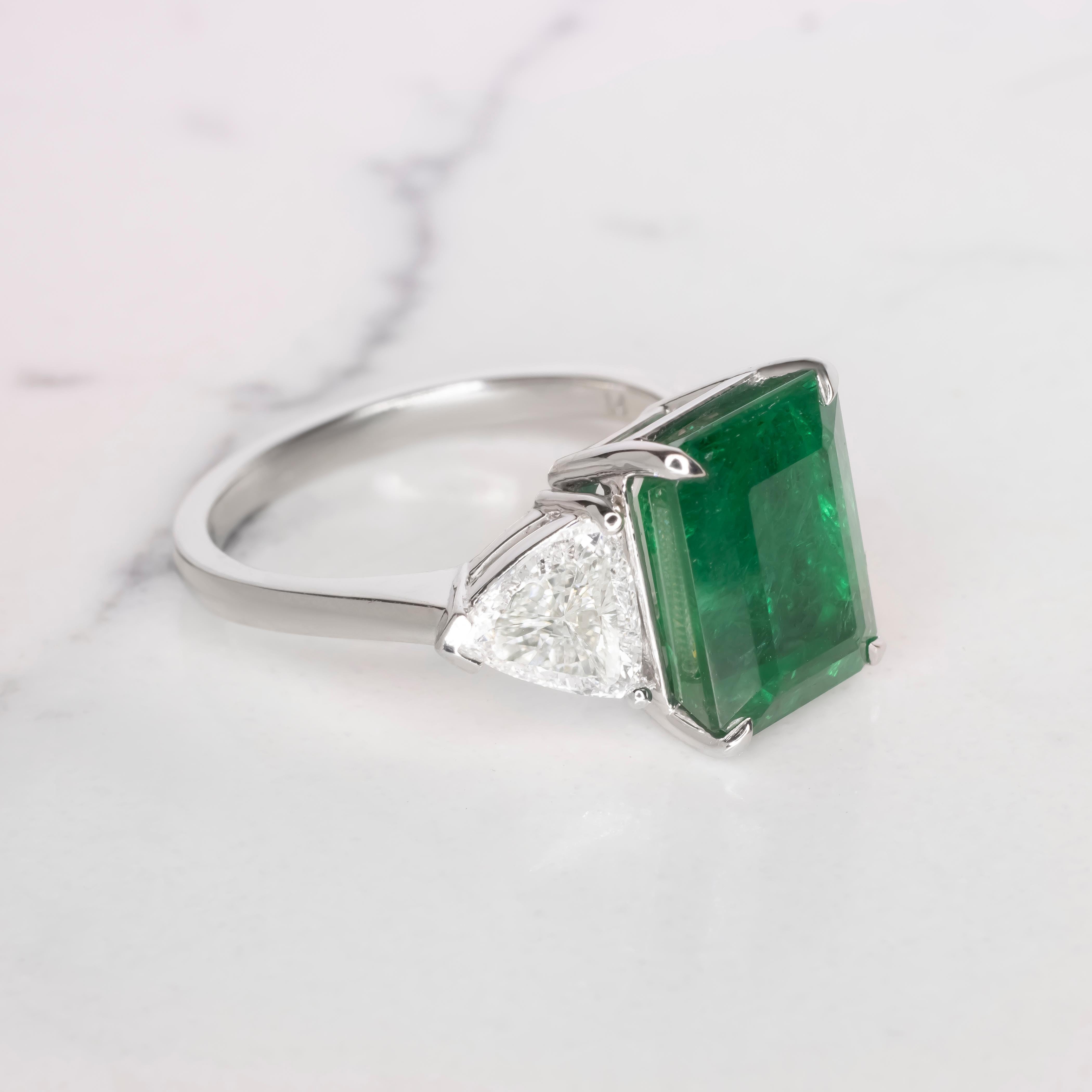 Emerald Cut GRS Certified 6.71 Carats VIVID Green MINOR OIL Emerald Diamond Platinum Ring For Sale