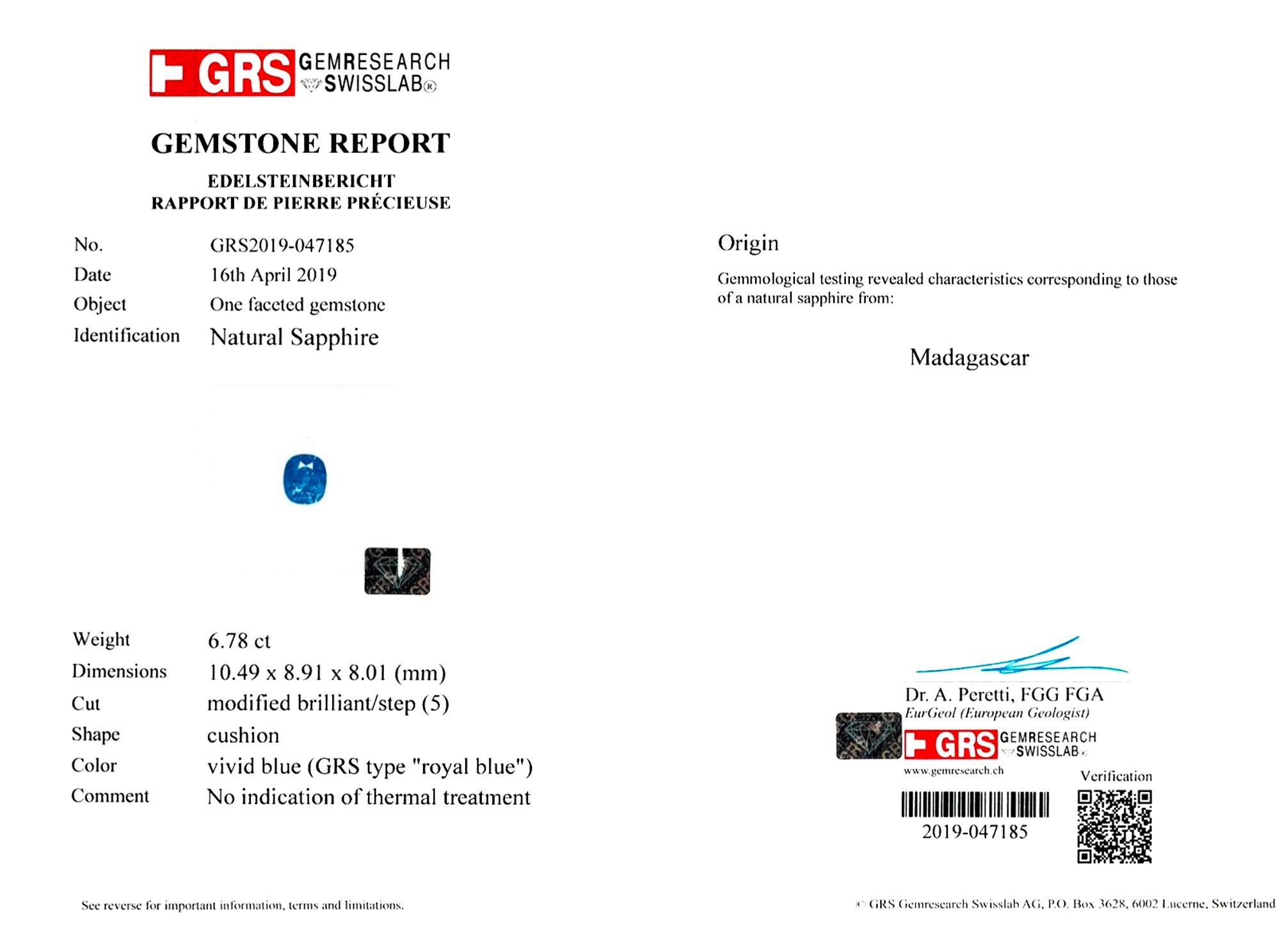 In der Mitte ein kissenförmiger Saphir, flankiert von marquiseförmigen Diamanten
Größe 6
Platin
Begleitet von Grs Bericht
