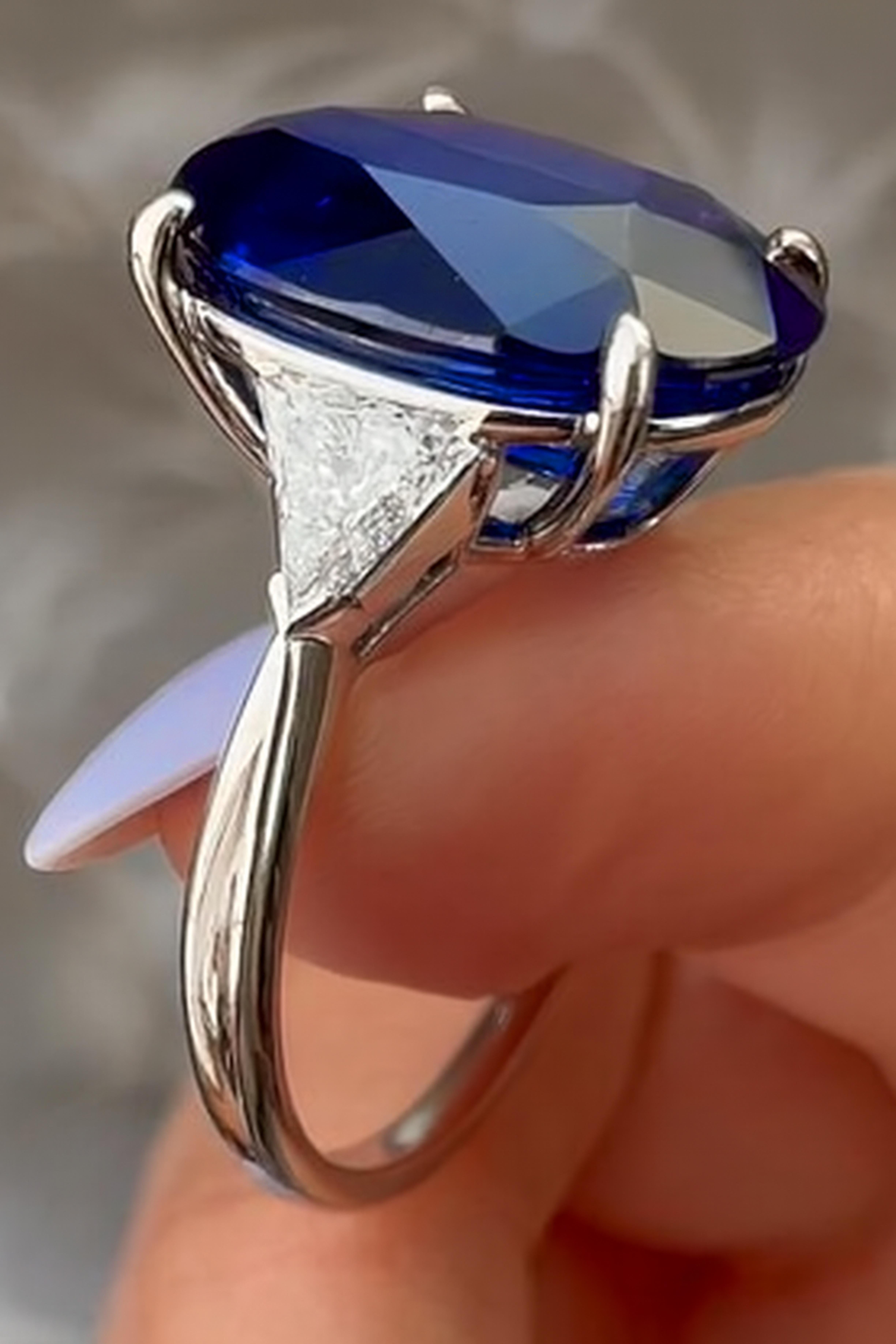 Taglio ovale Anello di diamanti con zaffiro blu certificato GRS da 6,88 carati Ceylon Royal VIVID in vendita