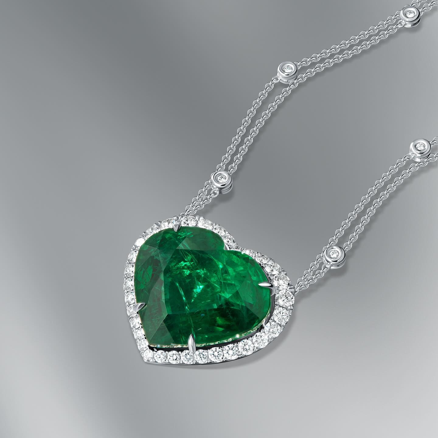 GRS Certified 7.85 Carat Heart Shape Emerald Pendant  In New Condition For Sale In Rome, IT