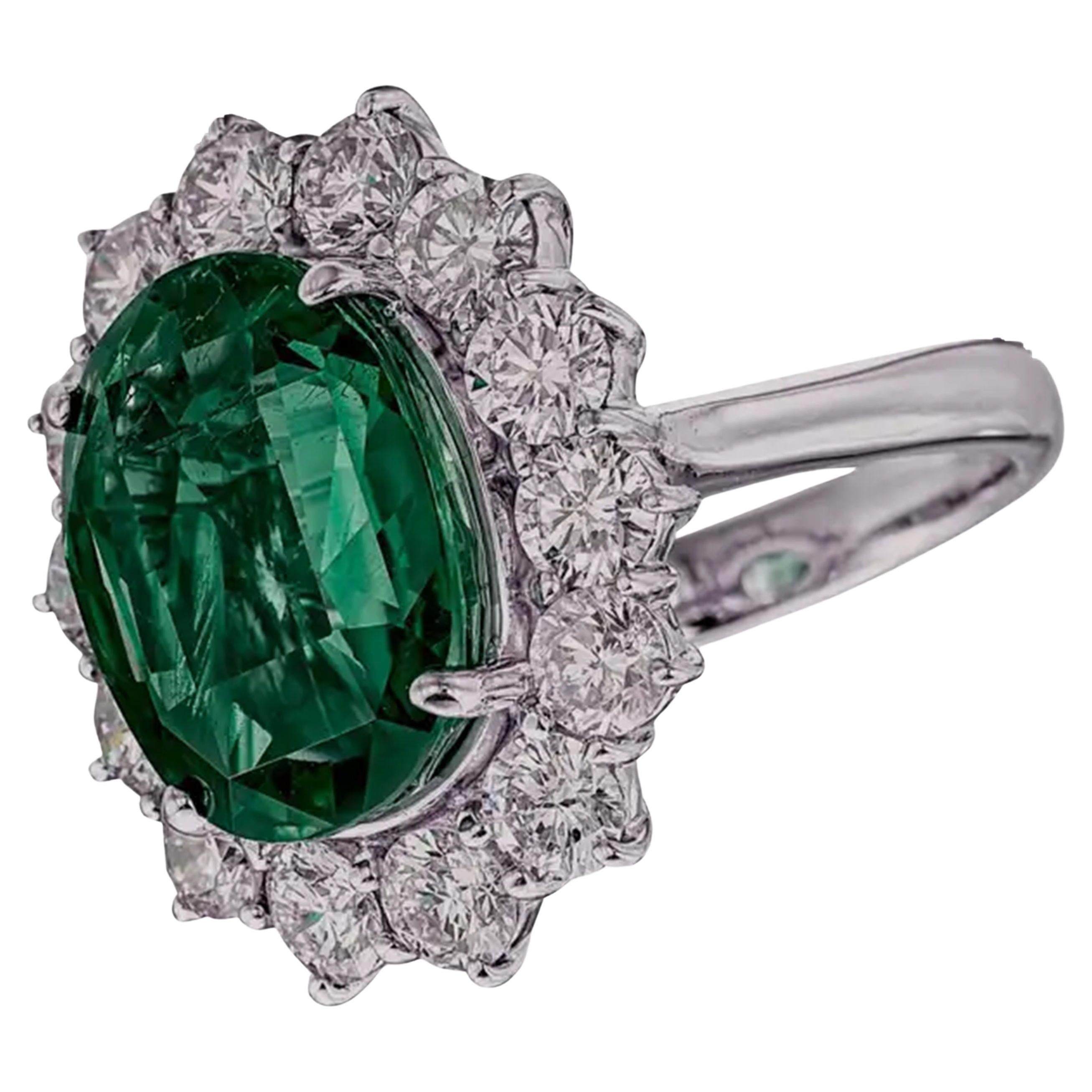 Anello con smeraldo e diamante
Con uno zaffiro a forma di smeraldo del peso di circa 7,30 carati, circondato da diamanti a taglio brillante e a forma di pera, montato in oro bianco, misura 6¾.
