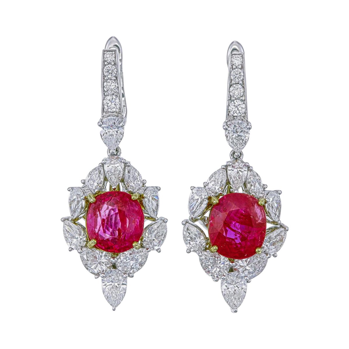 Boucles d
oreilles en or blanc 18 carats certifiées GRS avec rubis Burmes de 7,88 carats et diamants