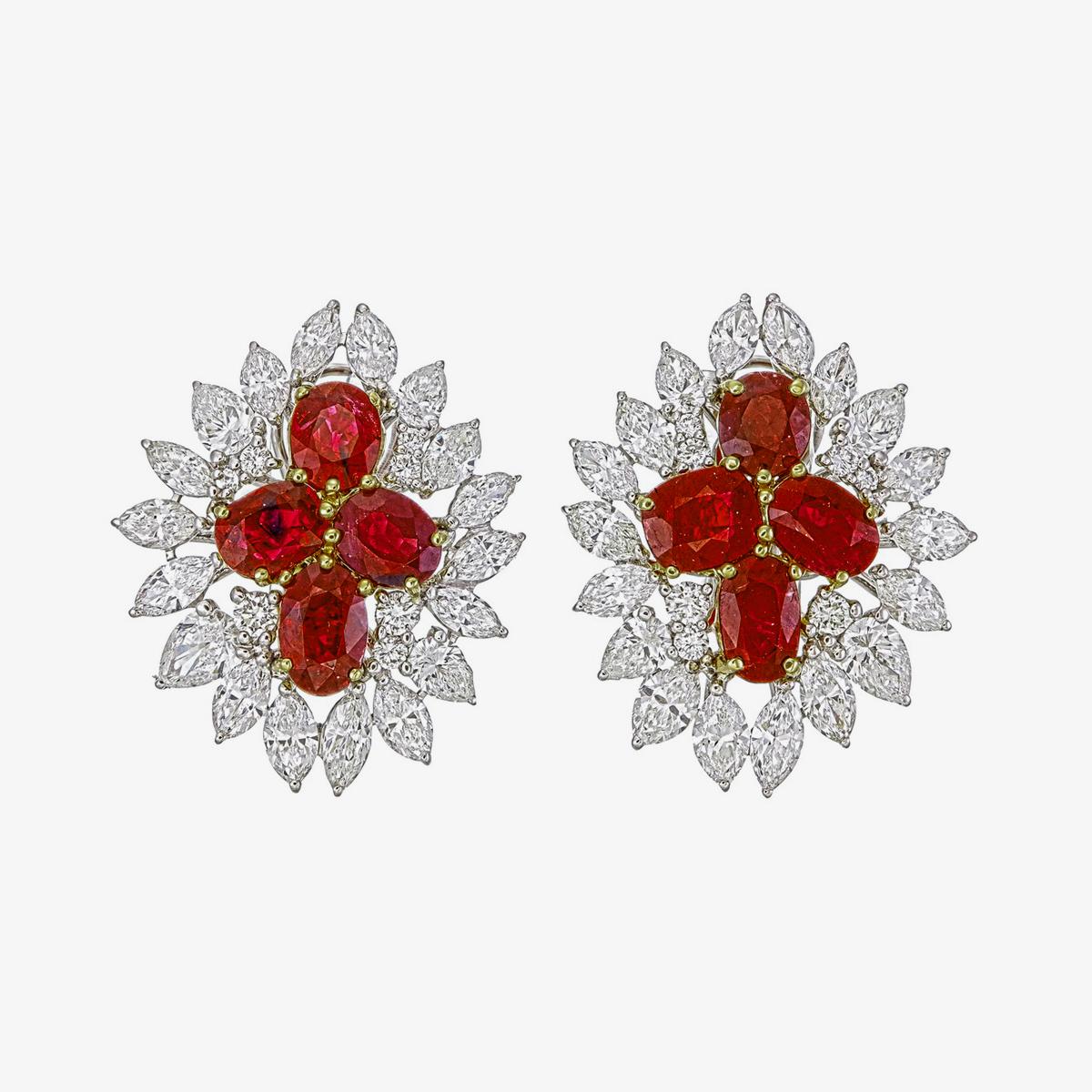 Les élégantes boucles d'oreilles en rubis et diamants de Birmanie présentées par Jewell sont fabriquées à la main en or blanc 18 carats.

Il comporte 8 rubis de Birmanie sans chaleur pesant 8,09 carats environ. Les rubis de cette taille et de cette