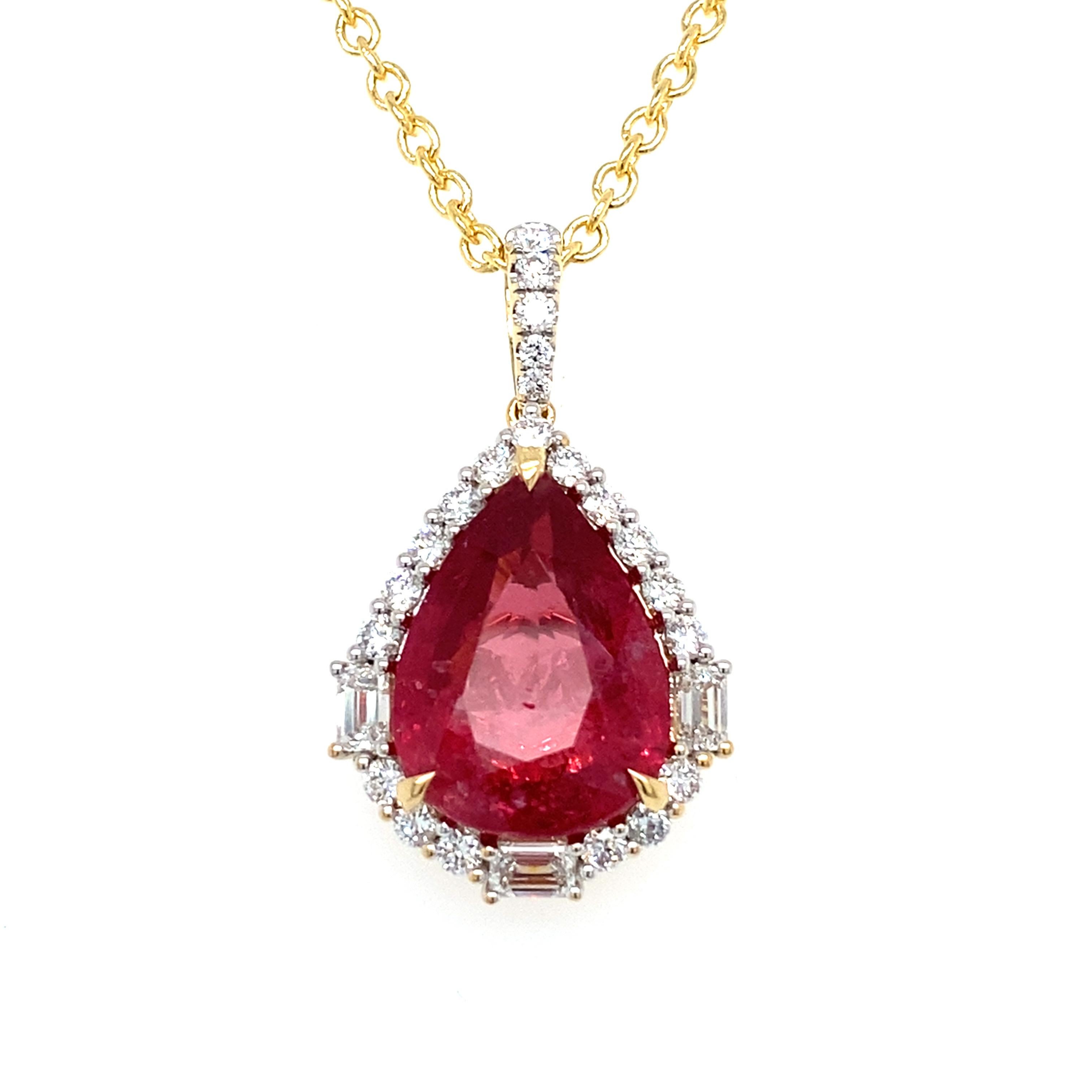 Un spinelle rose de Tanzanie de 8,24 carats, certifié GRS, taillé en poire, est élégamment encadré par un halo de diamants, comprenant un total de 0,59 carats de diamants ronds blancs. Trois diamants de 0,42 carat de taille émeraude sont