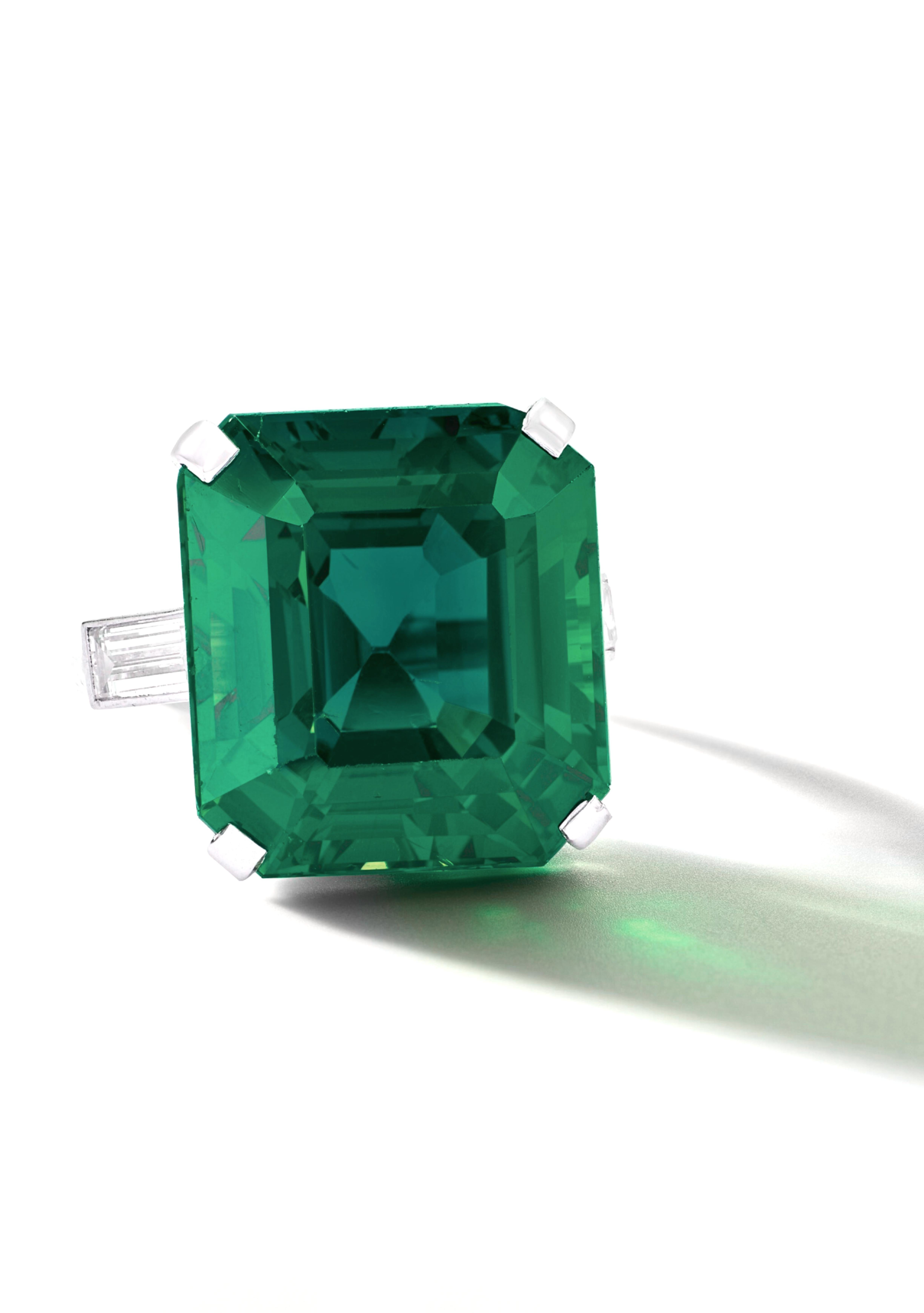 GRS Certified 8.32 Ct Insignificant Colombian Emerald Ring In New Condition For Sale In Chicago, IL