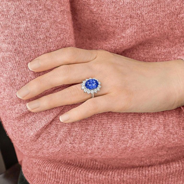 Bague en platine avec saphir de Ceylan certifié 8,83 carats et diamant en halo  Le saphir est exceptionnel non seulement en raison de sa couleur vibrante et de sa clarté, mais aussi parce qu'il provient de la célèbre île de Ceylan, au Sri Lanka. 