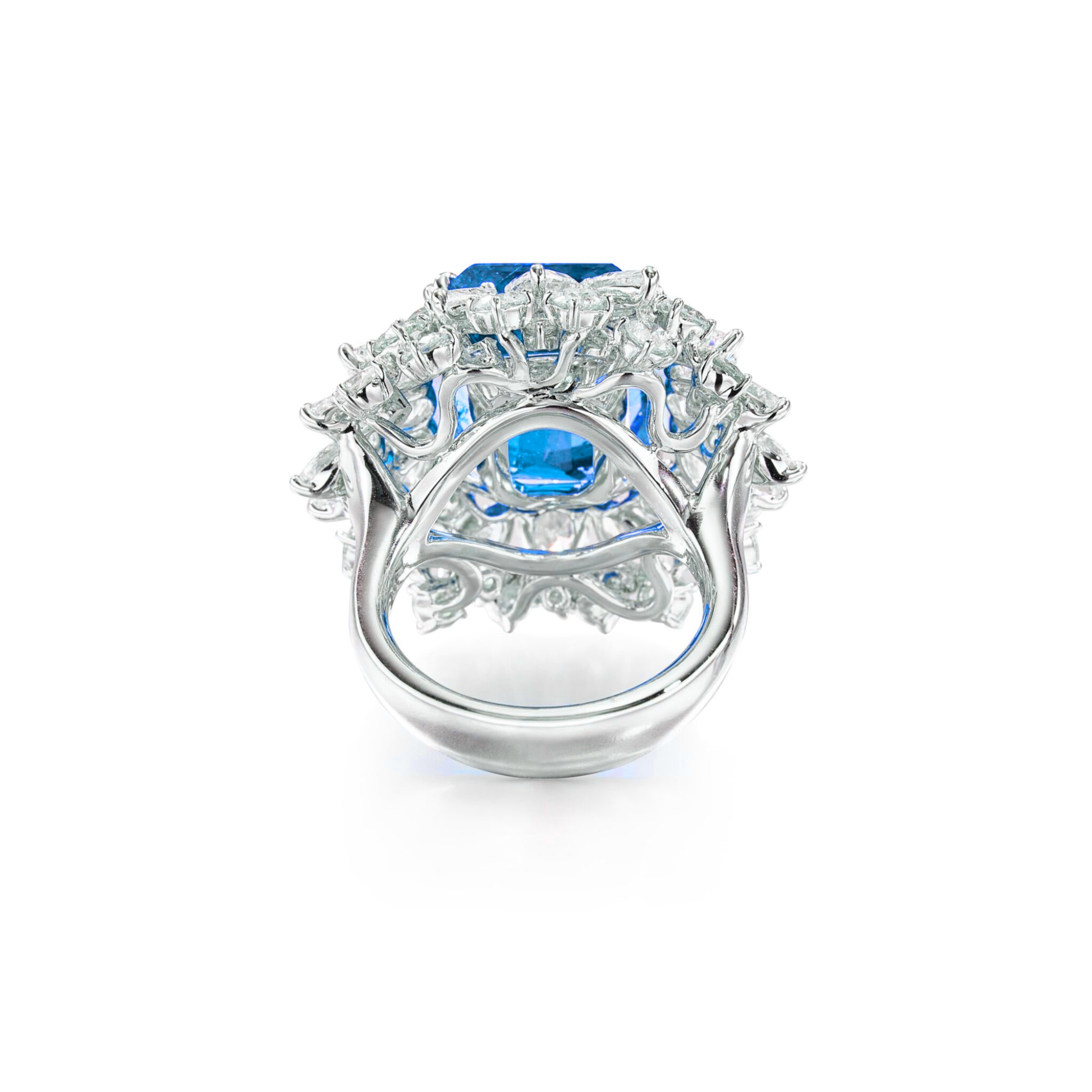 
Incastonato con uno smeraldo a gradini del peso di 9,40 carati, con un contorno decorato da diamanti a forma di pera, marquise e brillante, montato in platino, misura 6.