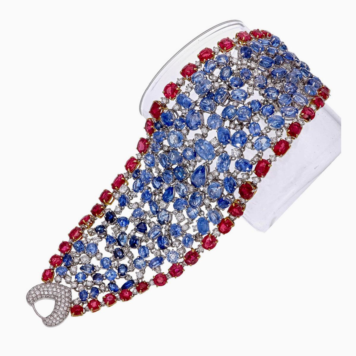 Una elegante pulsera birmana de rubíes, zafiros y diamantes, presentada por las joyas Rewa, está hecha a mano en oro blanco de 18 quilates.

Tiene 2 piezas de rubíes Burma No Heat de forma ovalada que pesan 1,34 quilates aproximadamente y 42 piezas