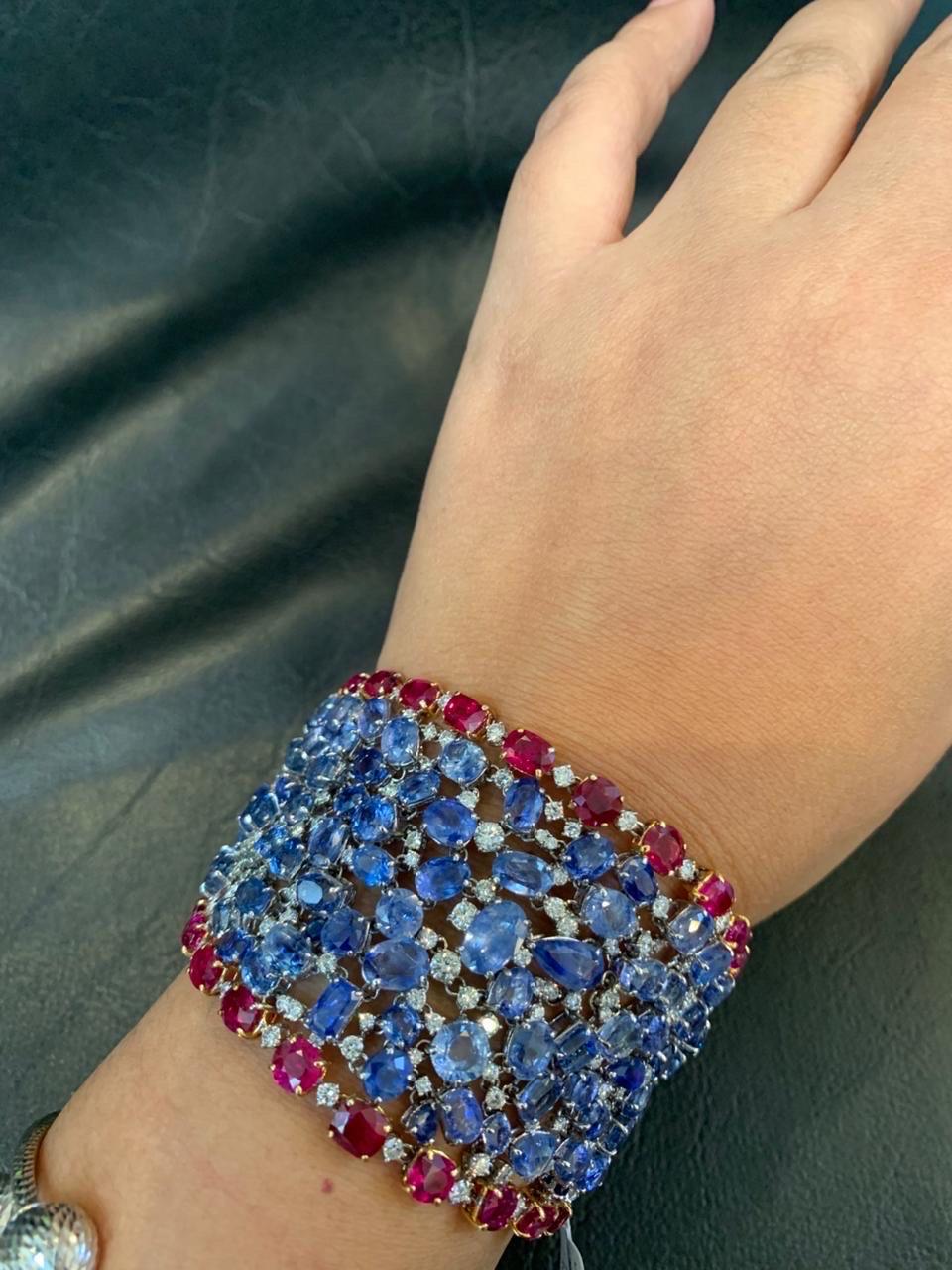 Brazalete de rubí de Birmania, zafiro y diamantes, certificado GRS, de 95,75 quilates, en oro de 18 quilates en Nuevo estado para la venta en Bangkok, TH