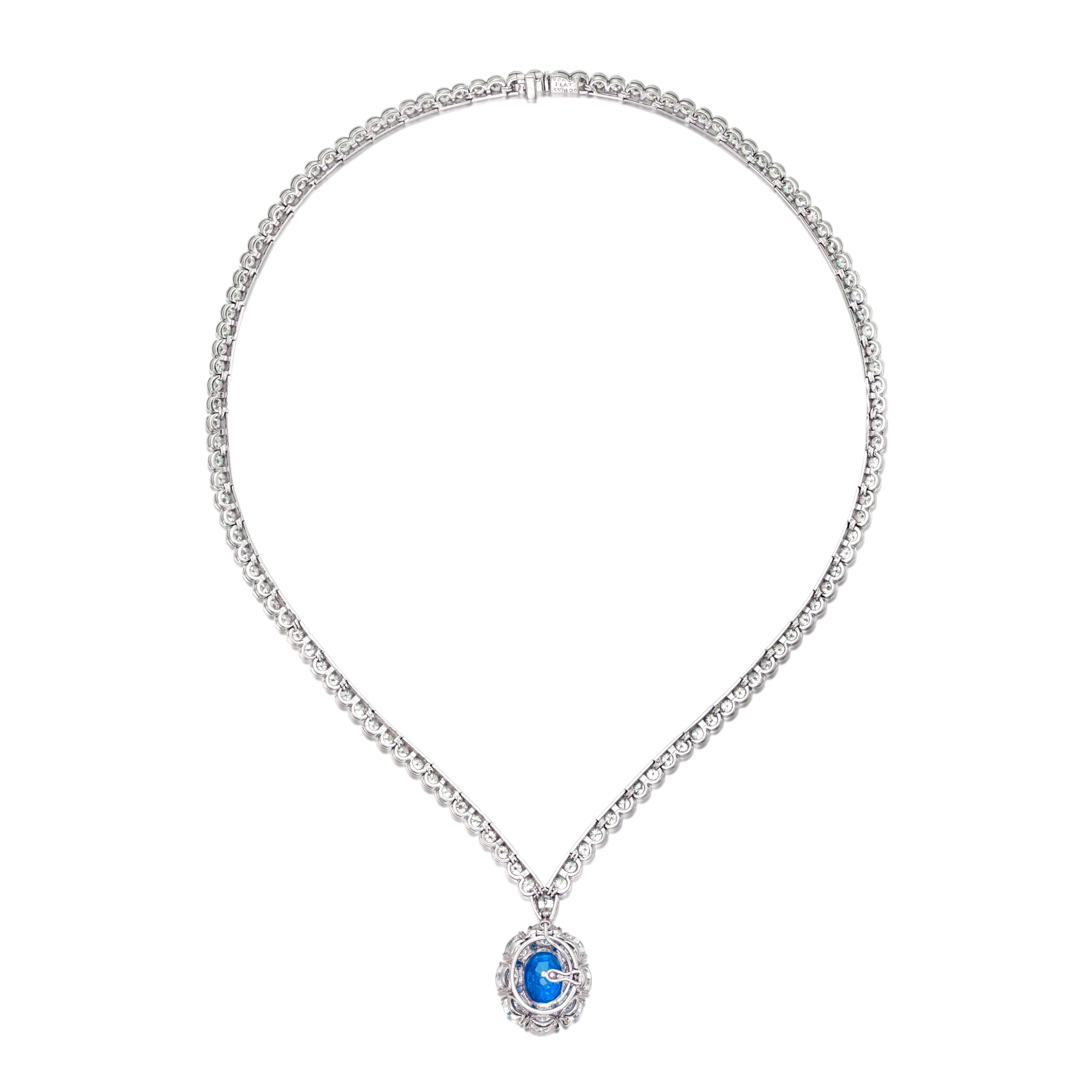 Sospeso un pendente staccabile con uno zaffiro di forma ovale, incorniciato da diamanti rotondi, la collana è incastonata con diamanti rotondi e un diamante a forma di pera.

zaffiro di 9.77 carati
Lunghezza 17 pollici, lunghezza del ciondolo ¾