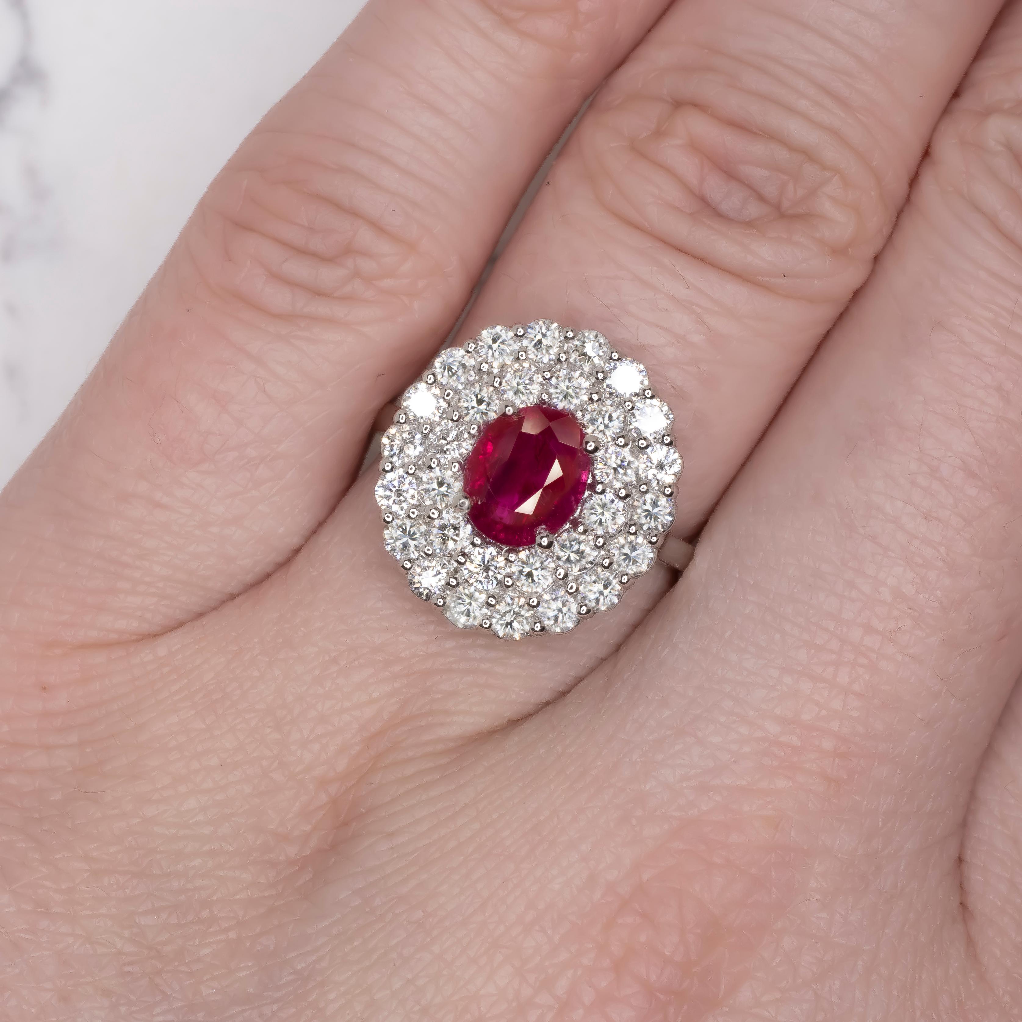 Taille ovale GRS Certified BURMA NO HEAT Ruby Diamond Halo Solitaire Platinum Ring en vente