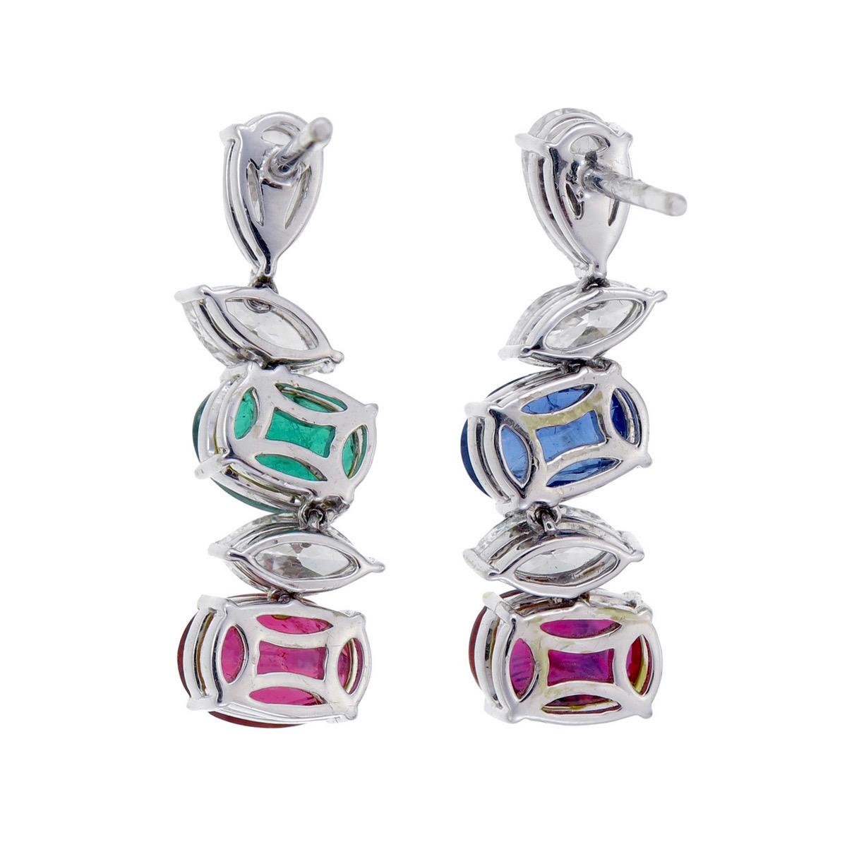 Die eleganten birmanischen Rubin-, Smaragd-, Saphir- und Diamant-Ohrringe von REWA Jewels sind handgefertigt und bestehen aus 18 Karat Weißgold.

Es hat 2 Stücke von  Burma No Heat Rubine Taubenblut in Farbe mit einem Gewicht von ca. 2,05 Karat. Die