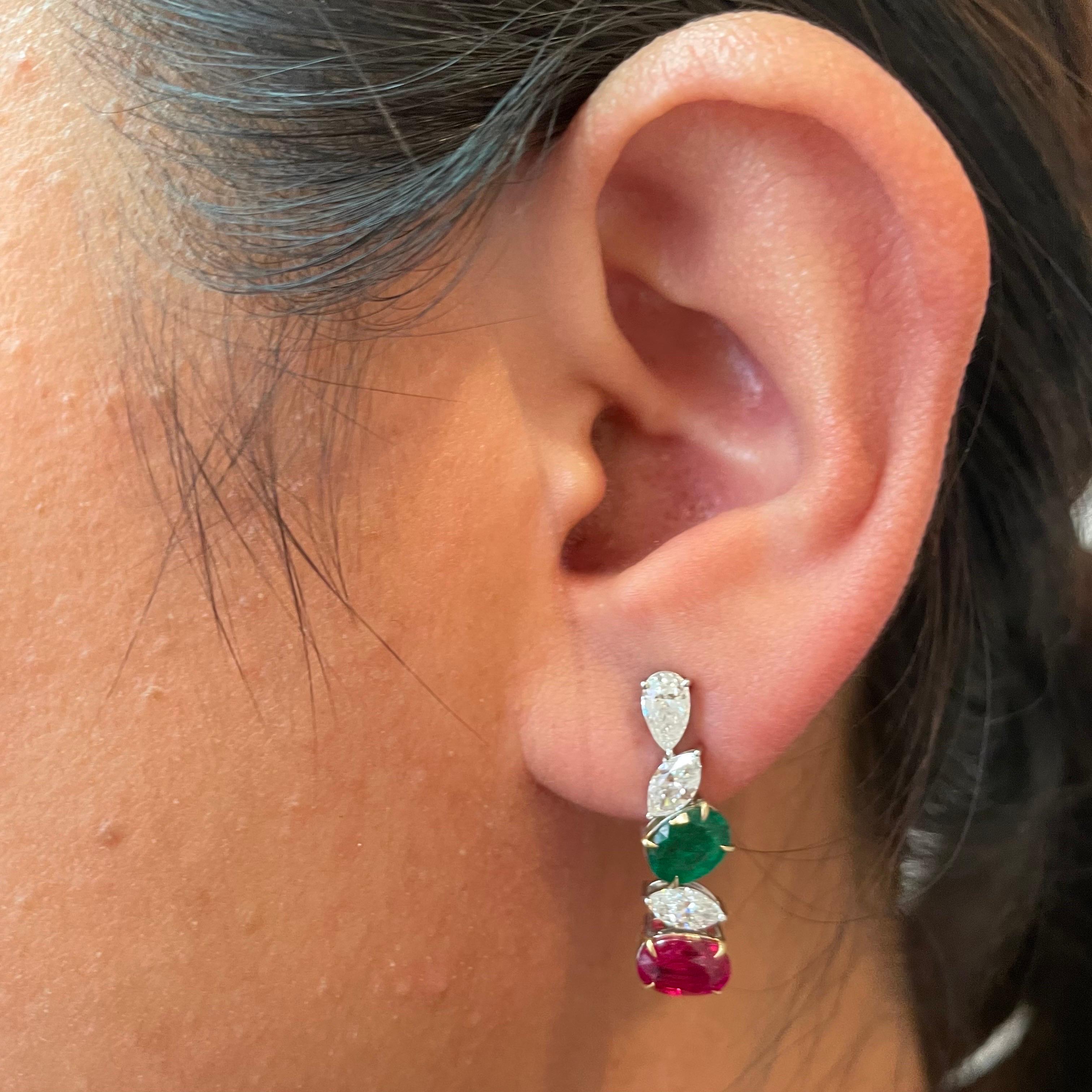 GRS Certified Burma Rubin Smaragd Saphir und Diamant-Ohrringe in 18K Weißgold im Zustand „Neu“ im Angebot in Bangkok, TH