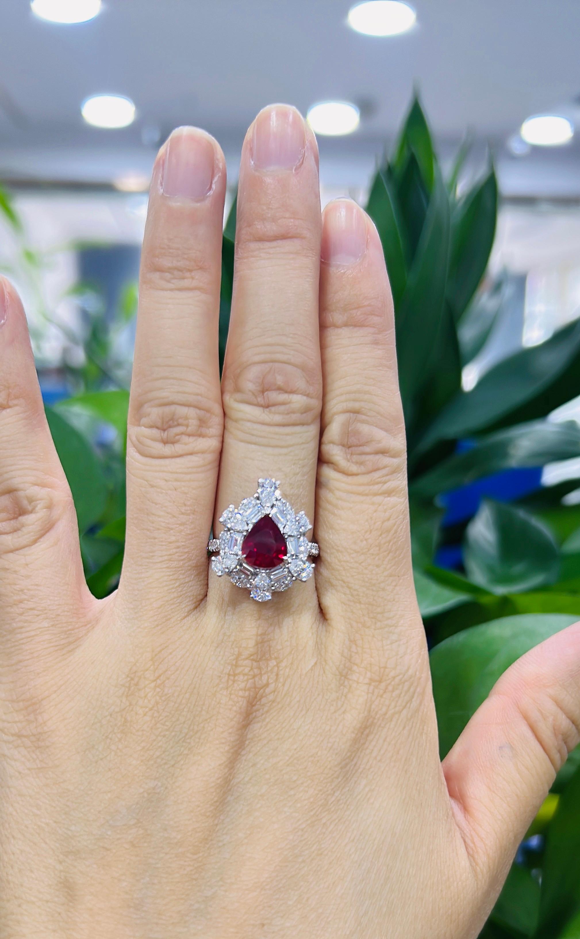 GRS-zertifizierter Ring und Anhänger mit Burma-Rubin und weißen Diamanten in 18 Karat Gold im Zustand „Neu“ im Angebot in Hong Kong, HK